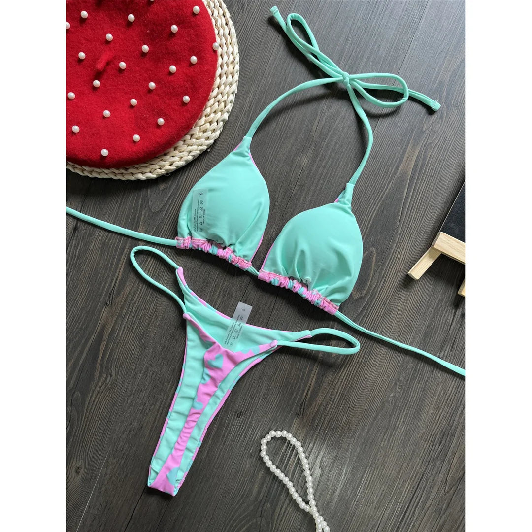 Célébrez l'été avec notre ensemble de mini-bikini string extrême imprimé Love en blanc, noir, blanc, noir, violet, vert, violet, vert et multicolore. Ce maillot de bain deux pièces audacieux, en nylon et spandex, est conçu pour les audacieuses et s'adapte à la taille. Doté d'un imprimé "Love" accrocheur et d'une coupe ultra-mini, cet ensemble de bikini sans fil et à taille basse est livré avec un coussinet. Il est parfait pour les femmes qui veulent se faire remarquer au bord de la piscine ou à la plage.