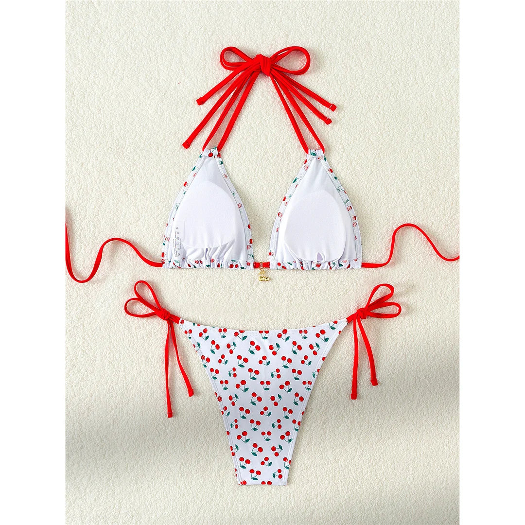 Ensemble bikini dos nu imprimé cerises, jambes hautes, mélange de polyester et d'élasthanne, soutien sans fil, taille basse, maillot de bain deux pièces pour femmes, imprimé cerises ludique et vibrant.