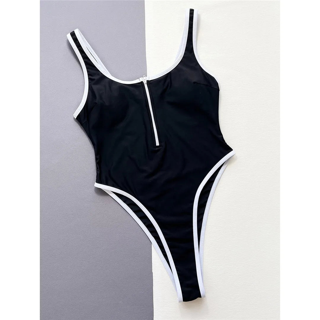 Maillot de bain une pièce sophistiqué à jambe haute avec détails d'épissures de bon goût et fermeture à glissière sur le devant en noir, en nylon et spandex, avec coussinets pour un soutien supplémentaire, idéal pour les femmes, disponible dans les tailles S à L.