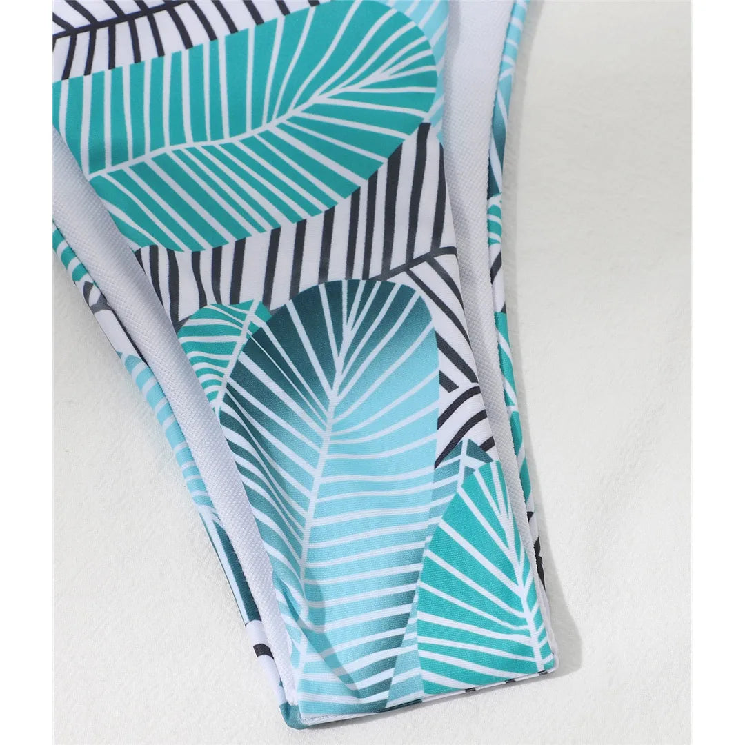 Ensemble de bikinis trois pièces à feuilles imprimées pour femmes, avec couverture chic. Fabriqué en nylon et spandex, il s'ajuste à la taille et présente un design sans fil à la taille basse. Parfait pour les escapades tropicales et les aventures estivales.
