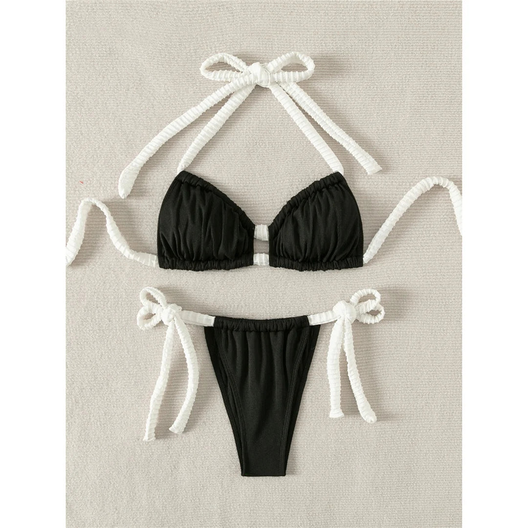 Ensemble de bikinis à bretelles avec dos côtelé, jambes hautes, mélange de polyester et d'élasthanne, soutien sans fil, taille basse, maillot de bain deux pièces solide pour femmes, style moderne et sophistiqué.