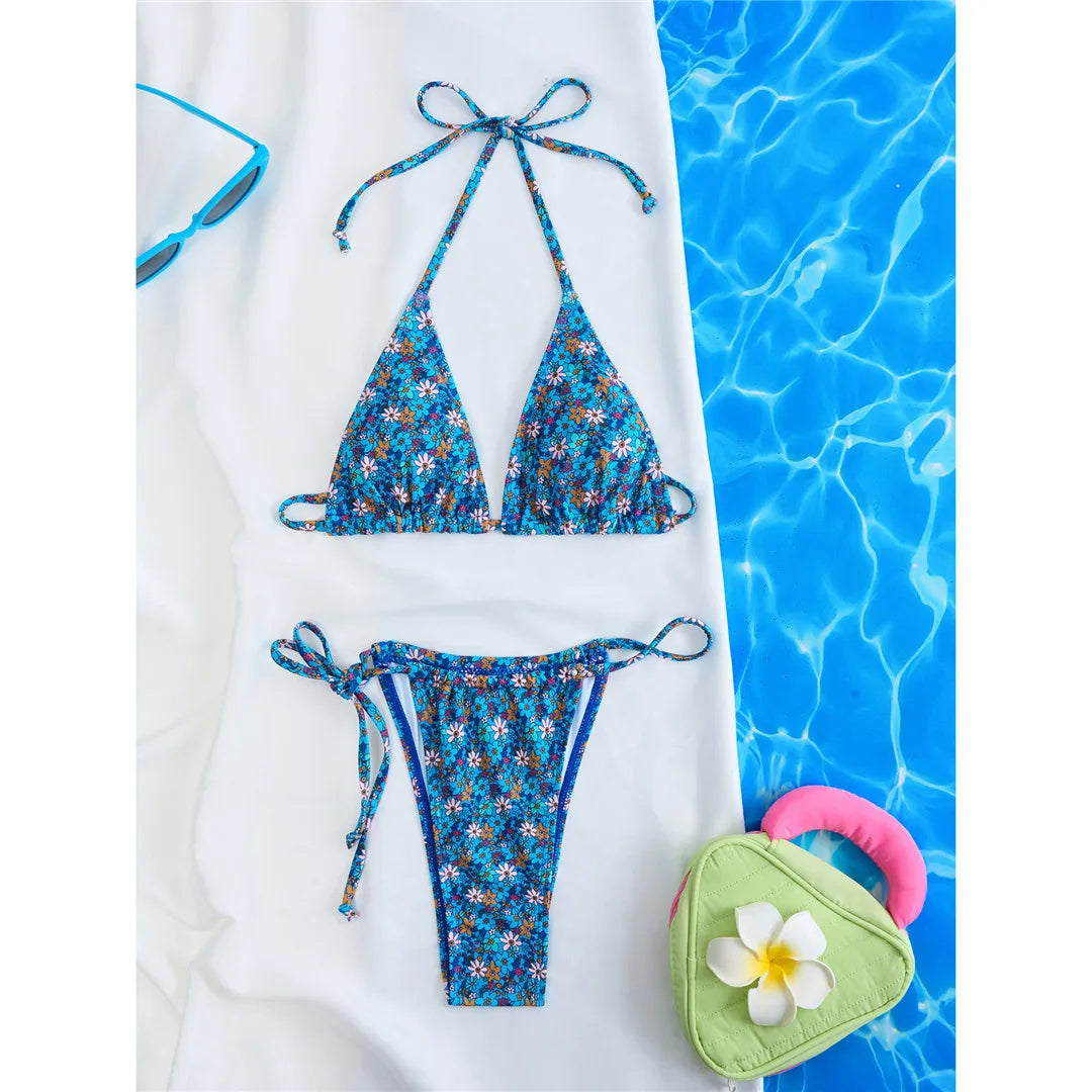 Ensemble de bikinis à dos nu en quatre couleurs vibrantes avec un imprimé de fleurs captivant, fabriqué en nylon et en élasthanne. Coupe jambes hautes, soutien sans fil et style taille basse en vert, bleu et jaune. Convient parfaitement à la taille, idéal pour les femmes d'âge moyen. Fourni avec un rembourrage pour plus de confort. Neuf et disponible en stock.