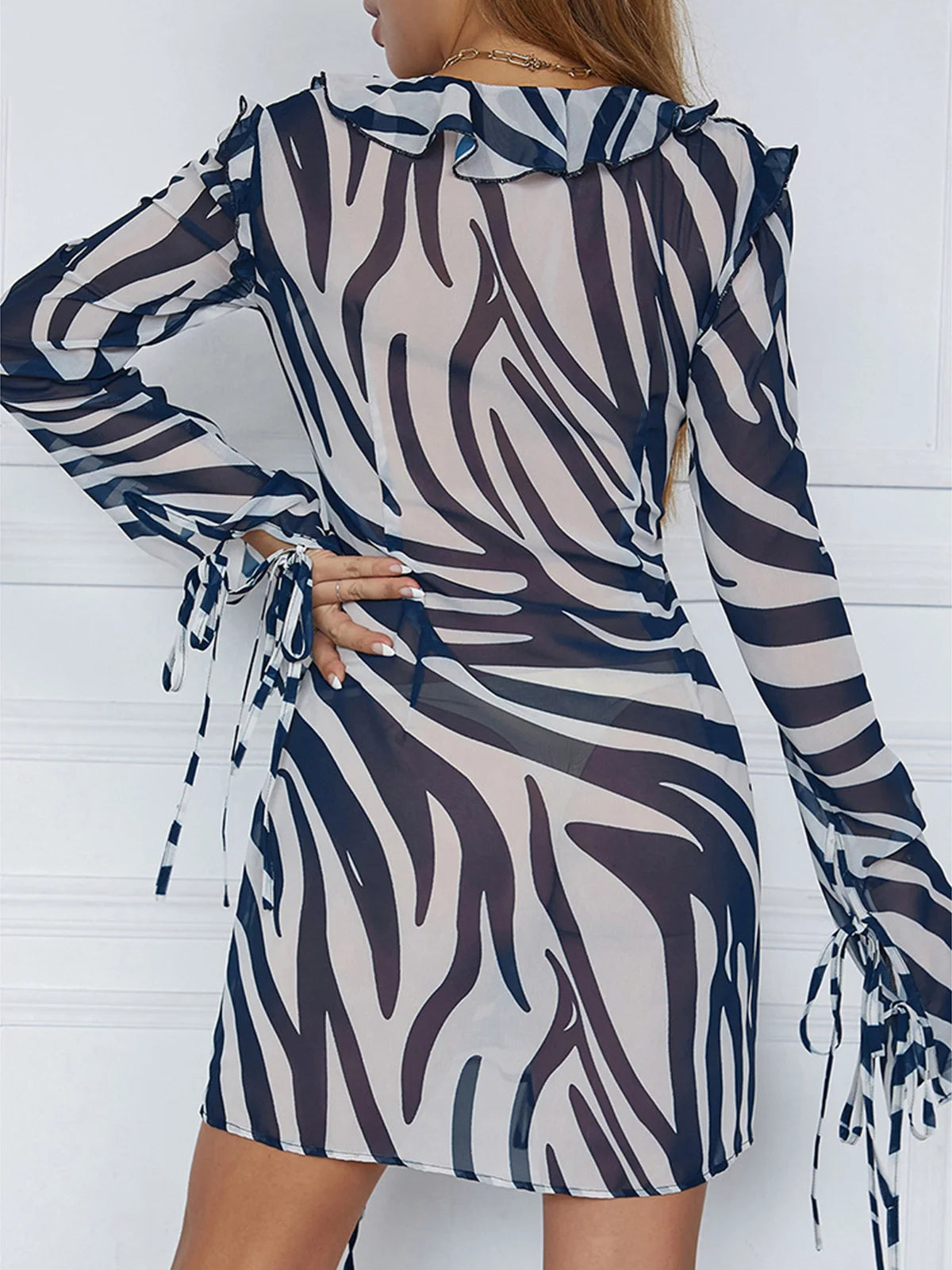 Robe d'été à manches longues creuses en multicolore, parfaite pour le printemps et l'été. Elle se caractérise par des rayures audacieuses et de délicats volants. Cette mini robe fourreau à col en V en coton, polyester et élasthanne offre une grande élasticité et une coupe ajustée. Conçue avec une taille naturelle et des manches complètes. Idéale pour toute femme soucieuse de la mode, pour les fêtes sur la plage ou les soirées en boîte. Disponible en tailles S, M, L, et en stock avec livraison gratuite.