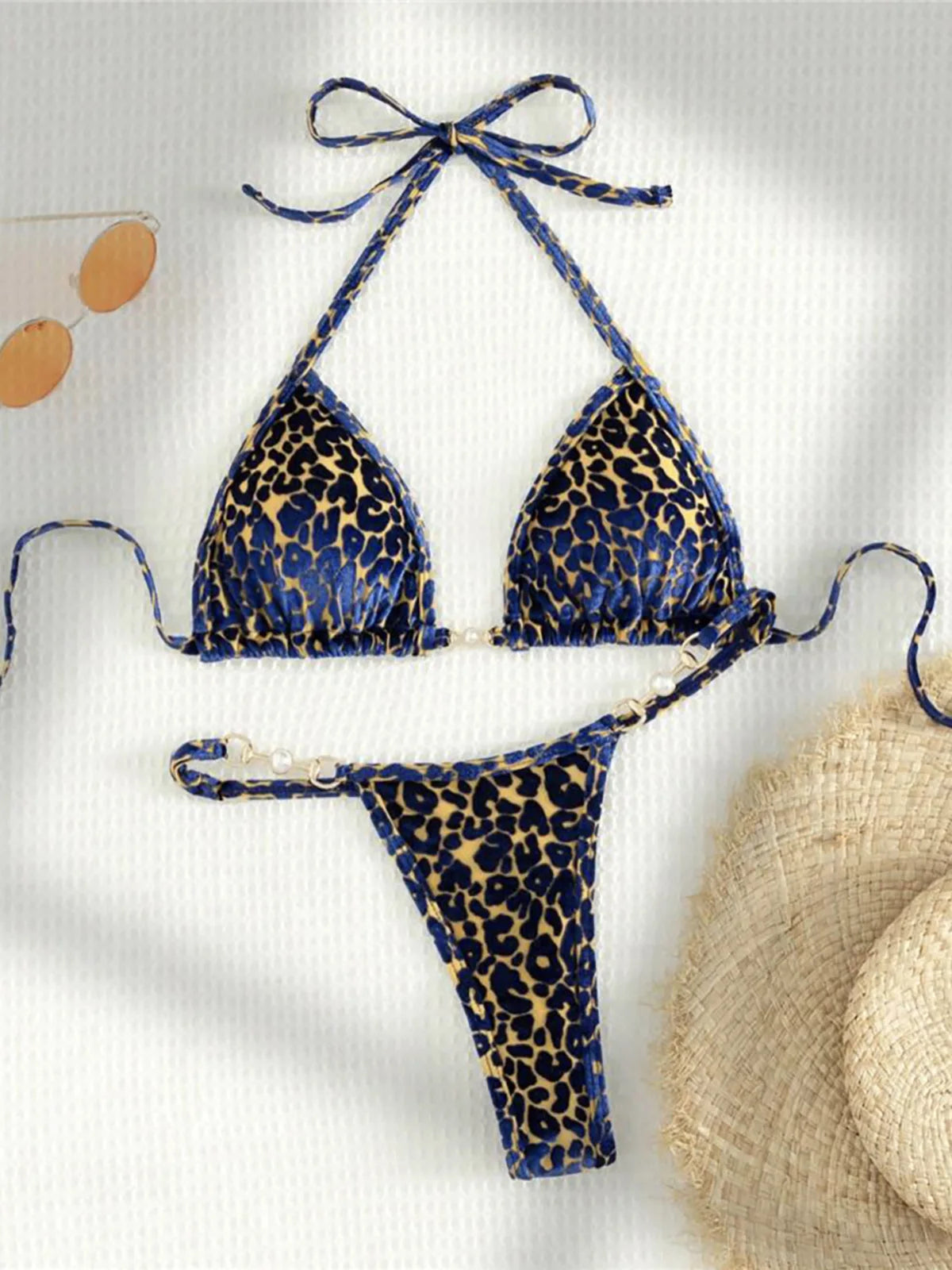 Mini bikini micro string imprimé léopard orné de perles délicates. Maillot de bain deux pièces en nylon et spandex. Taille basse, soutien sans fil et ajustement à la taille. Motif : Imprimé léopard. Comprend des bonnets rembourrés, disponible en tailles : S, M, L, Femme, Varleinsar, V5207. Couleurs disponibles : Bleu Léopard, Vert Léopard, Jaune Bleu Léopard. En stock avec livraison gratuite.