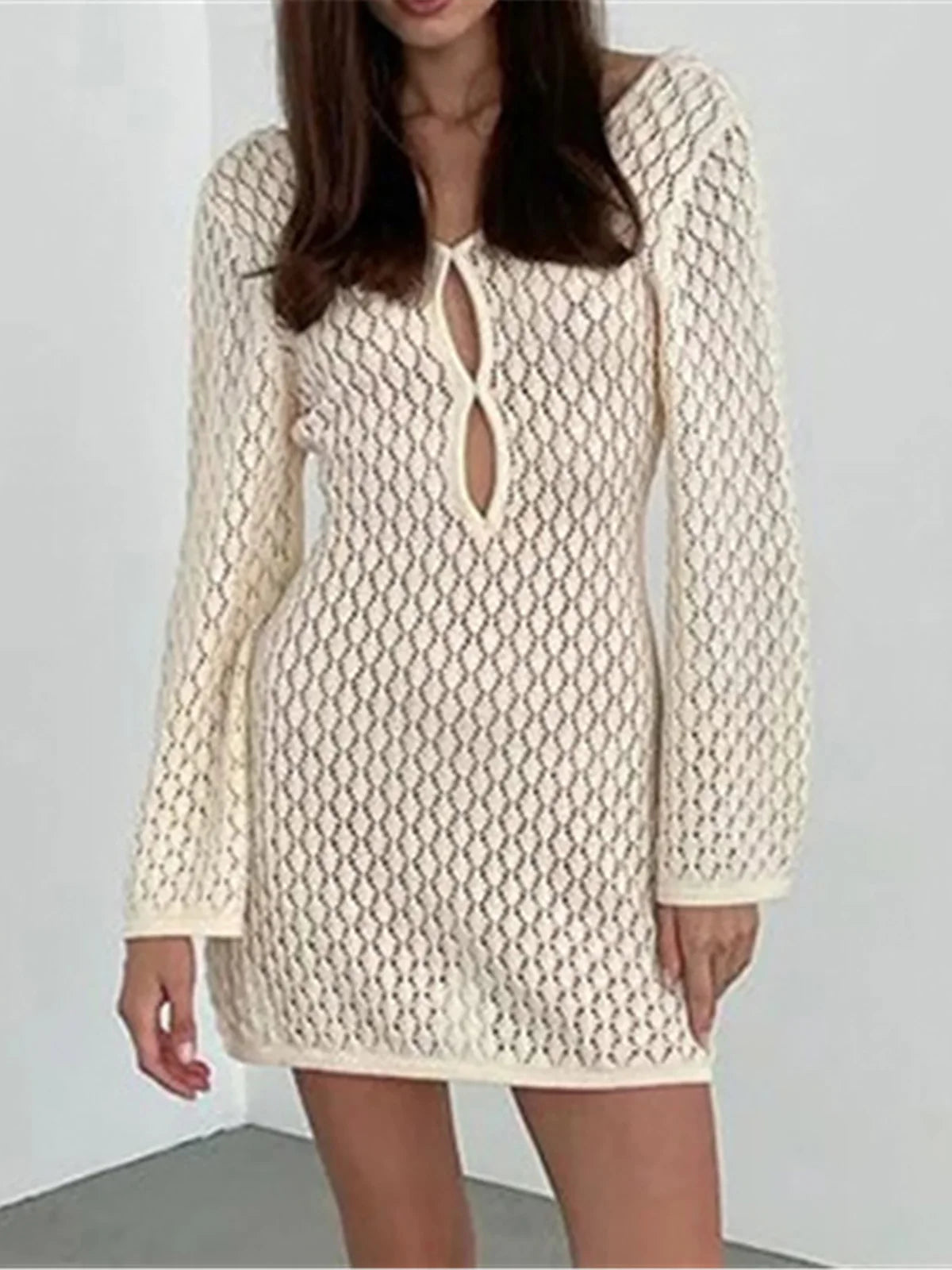 Élégante tunique de plage à manches longues, dos nu et découpes, au design sophistiqué. Superbe robe de plage avec dos nu et découpes complexes, parfaite pour les jours de plage chauds. Maille crochet confortable dans une silhouette chic. Taille réelle. Disponible pour les femmes en tailles S, M, L. Couleurs : Vert menthe, Beige, Café foncé, Marron foncé, Multicolore.