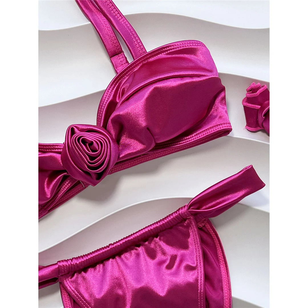 Superbe ensemble de bikini deux pièces orné de fleurs en 3D et d'un collier en rose vif pour les femmes, avec une coupe à jambe haute. Fabriqué en nylon et en élasthanne, il offre un soutien sans armature et une taille basse. Il s'adapte à la taille et est doté d'un rembourrage pour plus de confort. Idéal pour les femmes d'âge moyen. Nouveau et en stock.