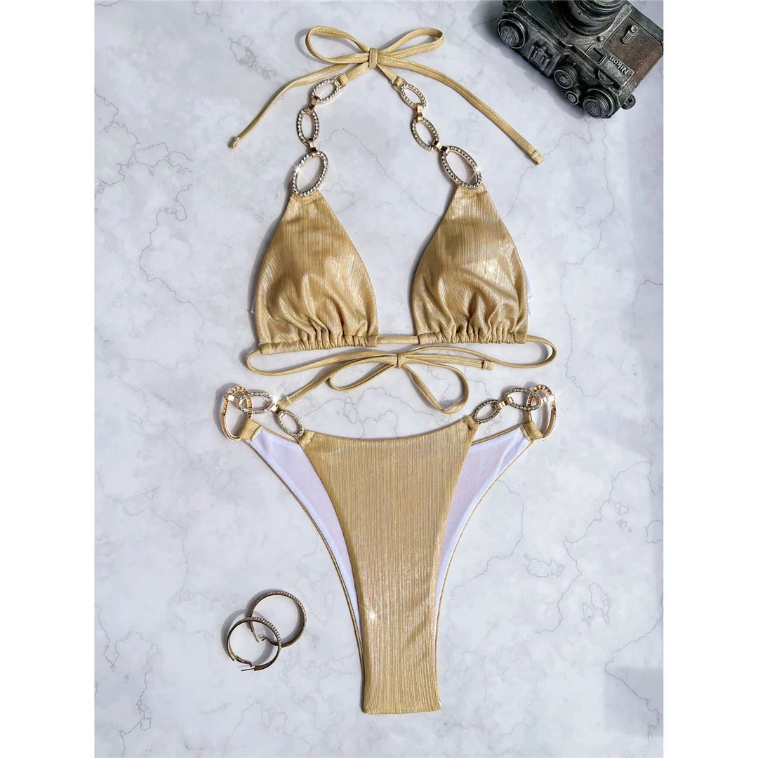 Maillot de bain deux pièces pour femmes, motif patchwork audacieux, mélange de polyester et d'élasthanne, soutien sans fil, taille basse, design glamour et féroce.