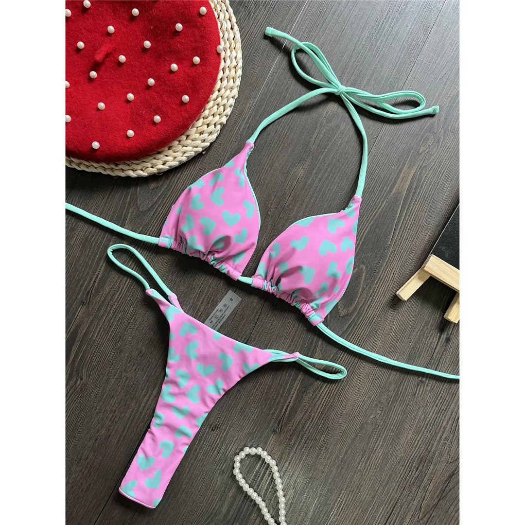 Célébrez l'été avec notre ensemble de mini-bikini string extrême imprimé Love en blanc, noir, blanc, noir, violet, vert, violet, vert et multicolore. Ce maillot de bain deux pièces audacieux, en nylon et spandex, est conçu pour les audacieuses et s'adapte à la taille. Doté d'un imprimé "Love" accrocheur et d'une coupe ultra-mini, cet ensemble de bikini sans fil et à taille basse est livré avec un coussinet. Il est parfait pour les femmes qui veulent se faire remarquer au bord de la piscine ou à la plage.