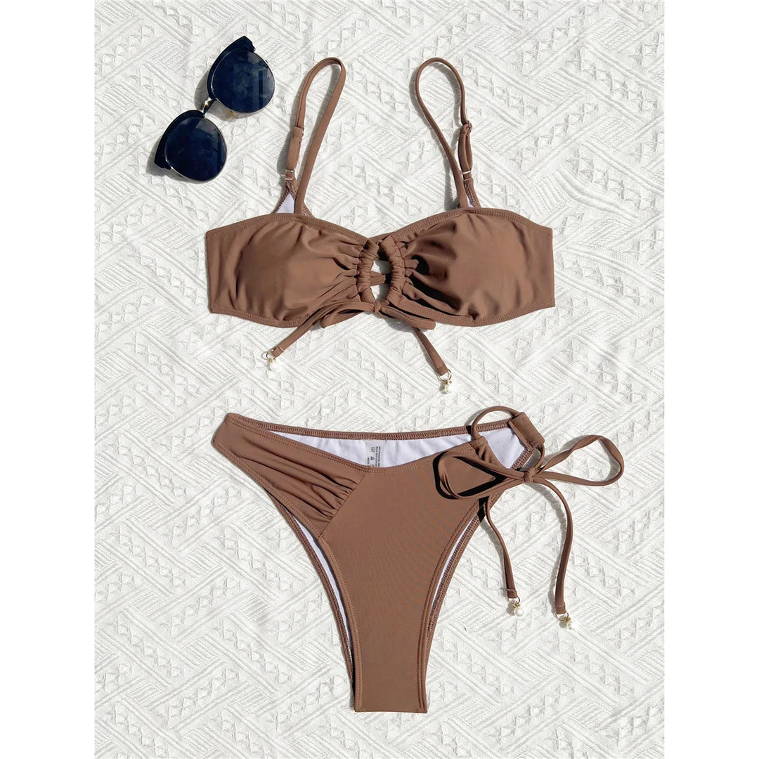 Faites tourner les têtes avec cet ensemble de bikini asymétrique à découpes froissées, qui présente des découpes modernes et une texture froissée très tendance. Fabriqué en polyester et spandex, ce maillot de bain deux pièces à motif uni est sans armature, taille basse et comprend des coussinets de soutien. Disponible dans les tailles S à XL, il apporte une touche d'avant-garde pour les journées de plage à la mode.