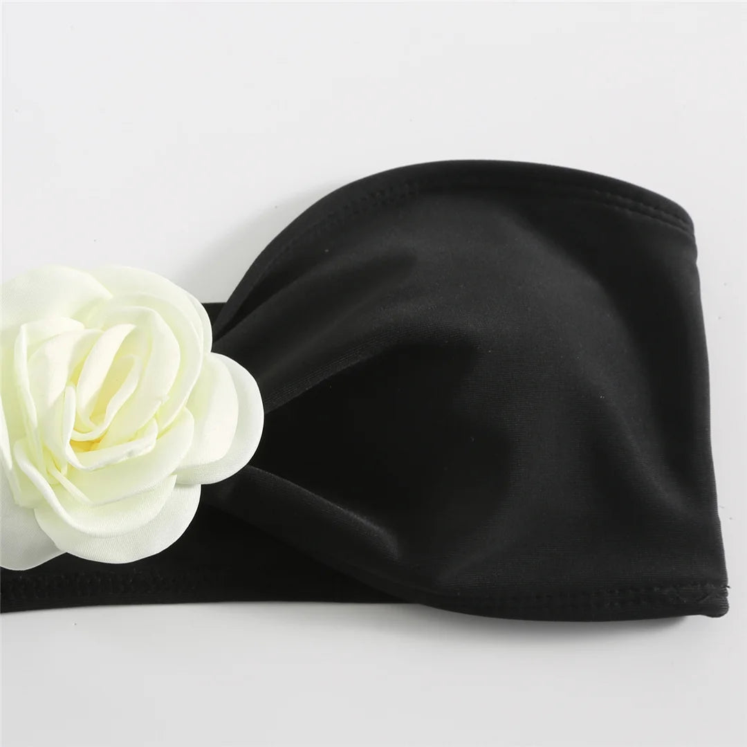 Faites l'expérience de l'élégance avec l'ensemble de bikini trois pièces bandeau à fleurs en 3D, qui comprend un haut bandeau magnifiquement décoré, un bas de bikini assorti et une jupe chic pour un style polyvalent. Fabriqué en polyester et en élasthanne, cet ensemble sans fil à motif uni comprend des coussinets de soutien et une taille basse, parfaite pour des looks sophistiqués à la plage ou au bord de la piscine. Disponible en noir et blanc.
