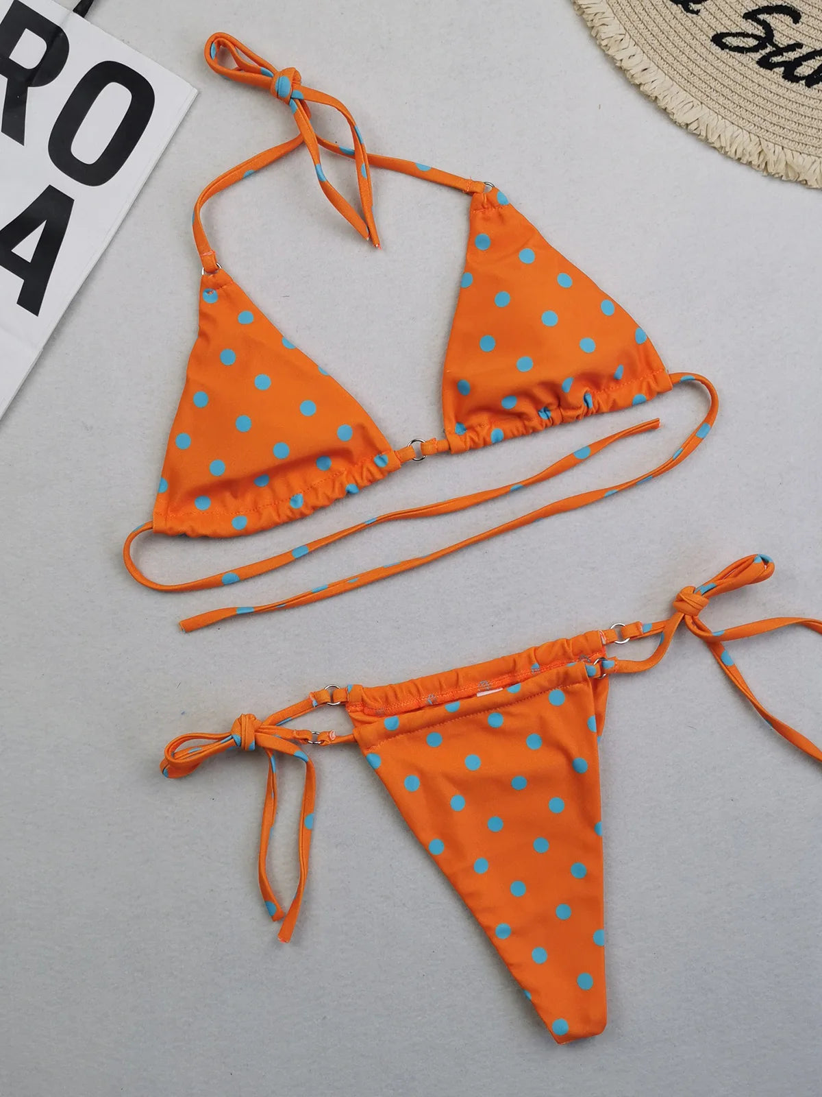 Ensemble de bikinis deux pièces à pois et à fleurs avec col licou, disponible dans les tailles S à XL, fabriqué en nylon et en spandex, adapté aux femmes, sans armature et avec une taille basse, livré avec un coussinet, s'adapte à la taille. Disponible en plusieurs couleurs telles que jaune, multicolore, blé, rose, rouge pastèque, rouge, noir, bleu, café, vert, orange, violet, et en différents motifs tels que fleurs, points, plaid, diamant et motifs imprimés.