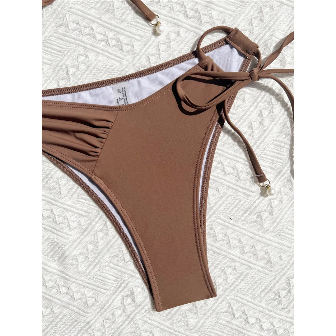 Faites tourner les têtes avec cet ensemble de bikini asymétrique à découpes froissées, qui présente des découpes modernes et une texture froissée très tendance. Fabriqué en polyester et spandex, ce maillot de bain deux pièces à motif uni est sans armature, taille basse et comprend des coussinets de soutien. Disponible dans les tailles S à XL, il apporte une touche d'avant-garde pour les journées de plage à la mode.
