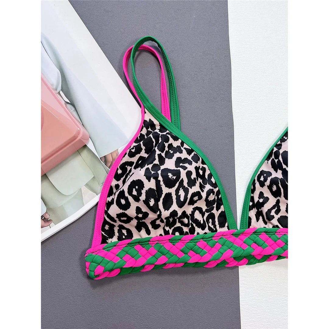 Ensemble de bikinis à jambe haute avec imprimé léopard, matière Polyester Spandex, motif patchwork, sans fil, taille basse, accentue la silhouette pour un look saisissant.