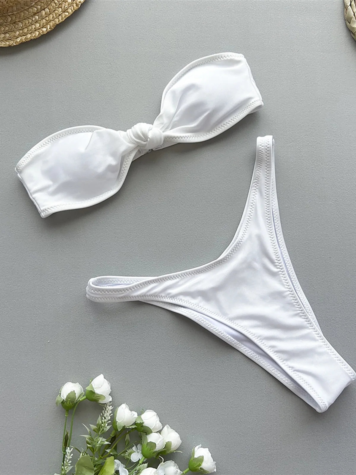 Bikini brésilien bandeau noué, maillot de bain deux pièces, coupe haute, polyester, spandex, couleur unie, sans fil, taille basse, maillot de bain pour femme, look chic et stylé, marron brillant, marron, noir brillant, noir, blanc brillant, blanc, multicolore.