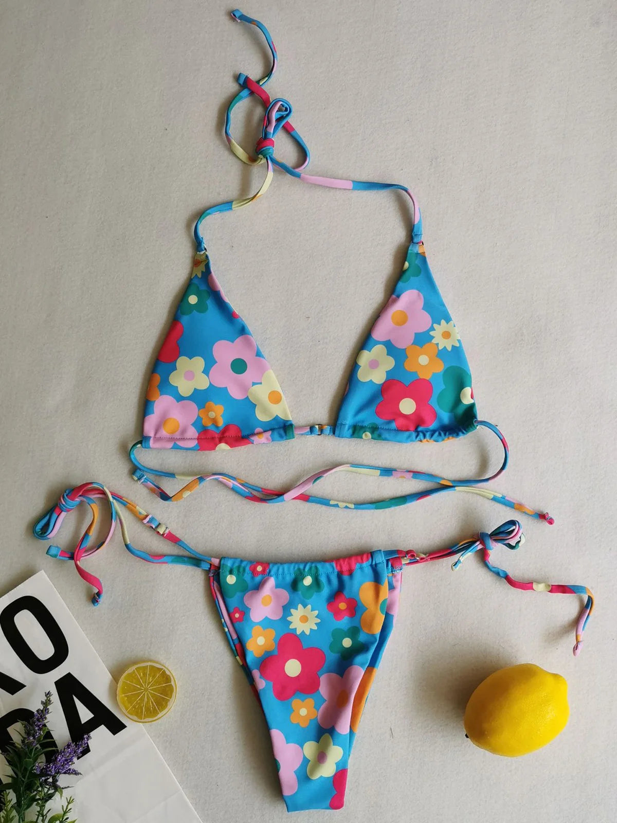 Ensemble de bikinis deux pièces à pois et à fleurs avec col licou, disponible dans les tailles S à XL, fabriqué en nylon et en spandex, adapté aux femmes, sans armature et avec une taille basse, livré avec un coussinet, s'adapte à la taille. Disponible en plusieurs couleurs telles que jaune, multicolore, blé, rose, rouge pastèque, rouge, noir, bleu, café, vert, orange, violet, et en différents motifs tels que fleurs, points, plaid, diamant et motifs imprimés.