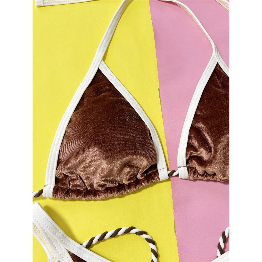 Maillot de bain deux pièces marron uni avec haut rembourré, design flatteur et confortable pour les journées de plage ensoleillées.