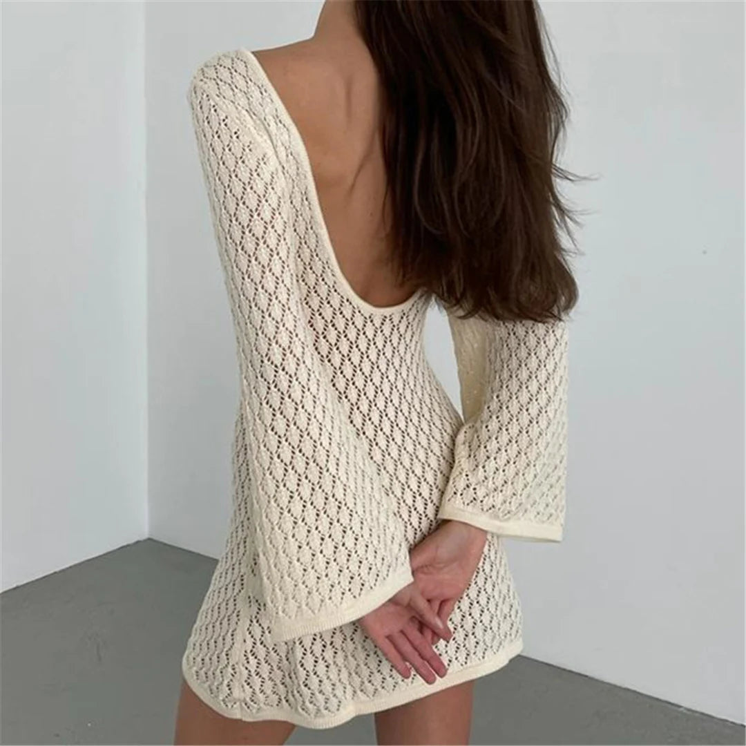 Élégante tunique de plage à manches longues, dos nu et découpes, au design sophistiqué. Superbe robe de plage avec dos nu et découpes complexes, parfaite pour les jours de plage chauds. Maille crochet confortable dans une silhouette chic. Taille réelle. Disponible pour les femmes en tailles S, M, L. Couleurs : Vert menthe, Beige, Café foncé, Marron foncé, Multicolore.