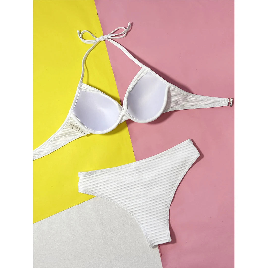 Magnifique ensemble de bikini deux pièces pour femmes, avec soutien par armature et texture plissée unique, accompagné d'un bas de bikini à taille moyenne pour plus de confort, fait de nylon et de spandex en blanc uni, s'adapte à la taille, idéal pour se prélasser au soleil ou faire trempette en toute confiance et avec style.