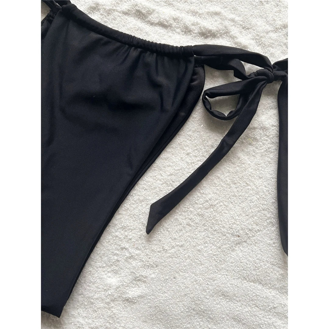 Ensemble bikini bandeau noir pour femmes, parfait pour un look élégant et sans bretelles. Il est doté d'une jambe haute et de bretelles. Fabriqué en nylon et en élasthanne, il offre un soutien sans fil et une taille basse. Ce maillot de bain deux pièces solide s'adapte à la taille et est livré avec un coussinet. Disponible en tailles XS, S, M, et L. Livraison gratuite pour ce summum du chic au bord de la piscine. Idéal pour les amateurs de soleil à la pointe de la mode âgés de 18 à 35 ans.