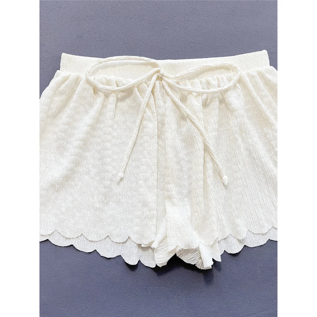 Rehaussez votre look à la plage avec un ensemble de bikini trois pièces à volants et dos nu, comprenant un haut de bikini dos nu, un bas assorti et un short élégant pour une plus grande polyvalence. Fabriqué en polyester et en élasthanne, cet ensemble sans fil à motif uni est agrémenté de volants ludiques pour une touche féminine, parfaite pour les journées ensoleillées au bord de l'eau. Idéal pour les femmes à la recherche de maillots de bain chics.