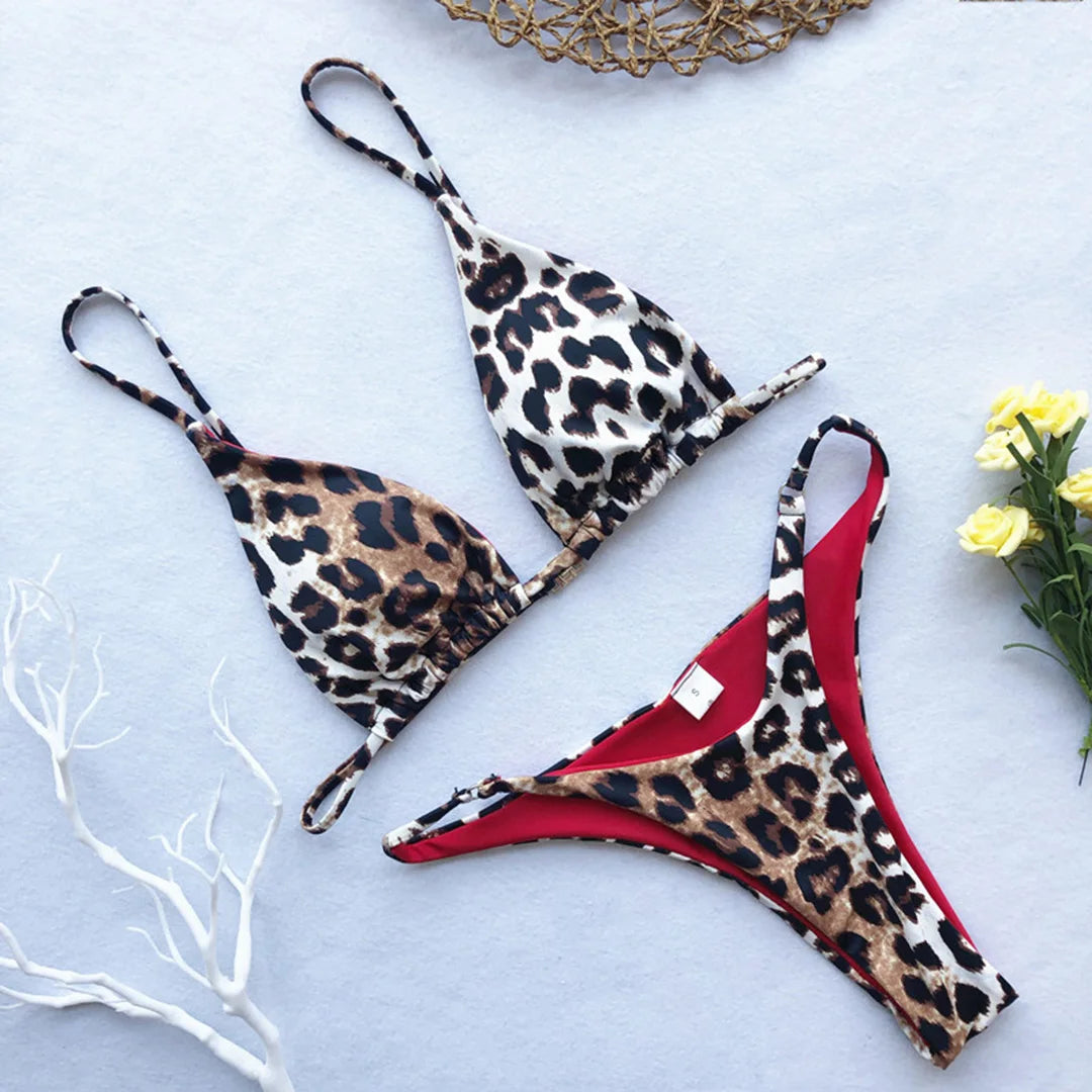 Ensemble bikini brésilien Fierce Leopard, maillot de bain deux pièces tendance pour femmes, fabriqué en nylon et spandex confortables, imprimé léopard audacieux et coupe brésilienne effrontée, modèle rembourré sans armature qui s'adapte à la taille, look de plage inoubliable en imprimé léopard, disponible en petites, moyennes et grandes tailles, nouveau et en stock avec livraison gratuite.