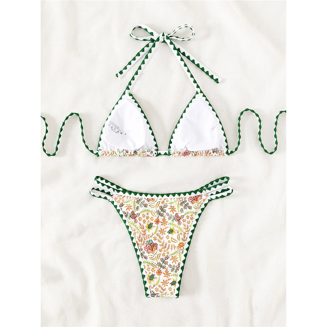 Ensemble de bikinis brésiliens à dos nu imprimé de fleurs pour femmes. Fabriqué en Nylon et Spandex, il s'adapte à la taille, avec un soutien sans fil. Taille basse pour un look flatteur. Disponible en tailles S, M, L et en couleurs Vert foncé imprimé, Vert foncé et Multicolore. Parfait pour un vêtement de plage vibrant et stylé.