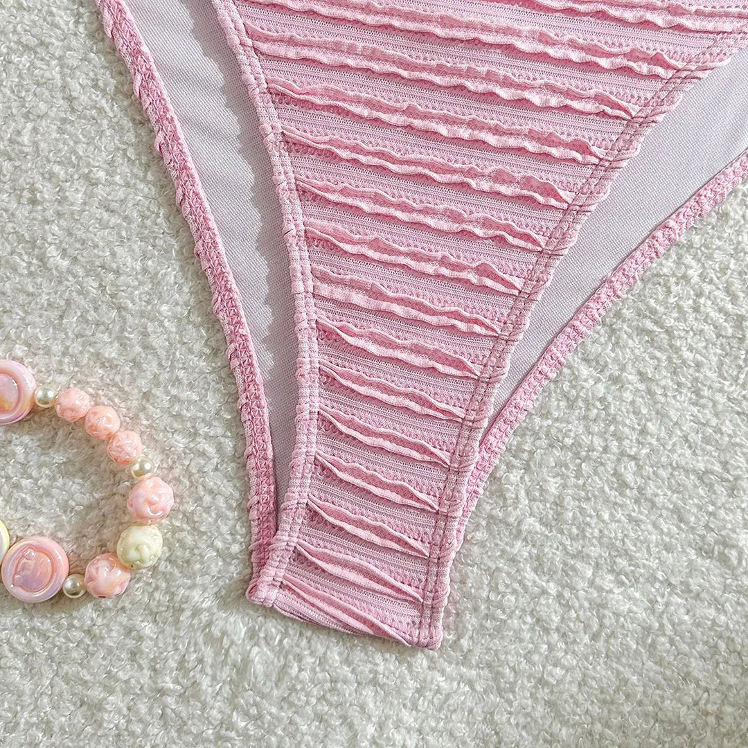 Rehaussez votre style à la plage avec un ensemble de bikini froissé à col en U, doté d'une texture unique et d'une encolure en U flatteuse. Ce maillot de bain deux pièces à la mode est doté d'une jambe haute pour un look moderne et élégant. Fabriqué en polyester et en élasthanne, il offre une coupe taille basse sans armature, avec des coussinets de soutien pour le confort et une apparence remarquable lors des aventures ensoleillées. Disponible en plusieurs couleurs.