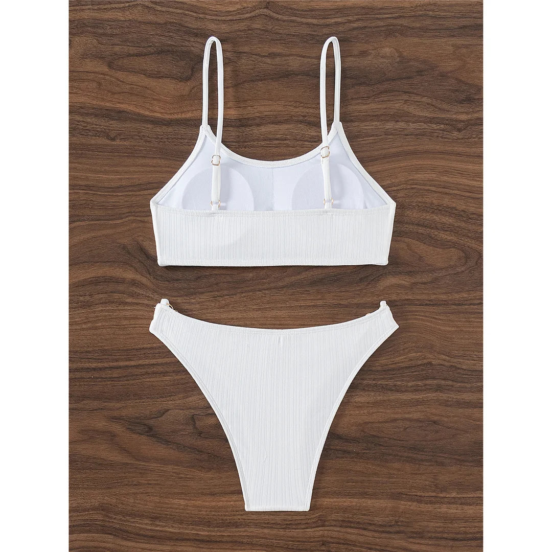 Ensemble de bikinis brésiliens à jambe haute avec chaînes en métal, matière Polyester Spandex, motif uni, sans fil, taille moyenne, rehausse la silhouette pour un look audacieux.