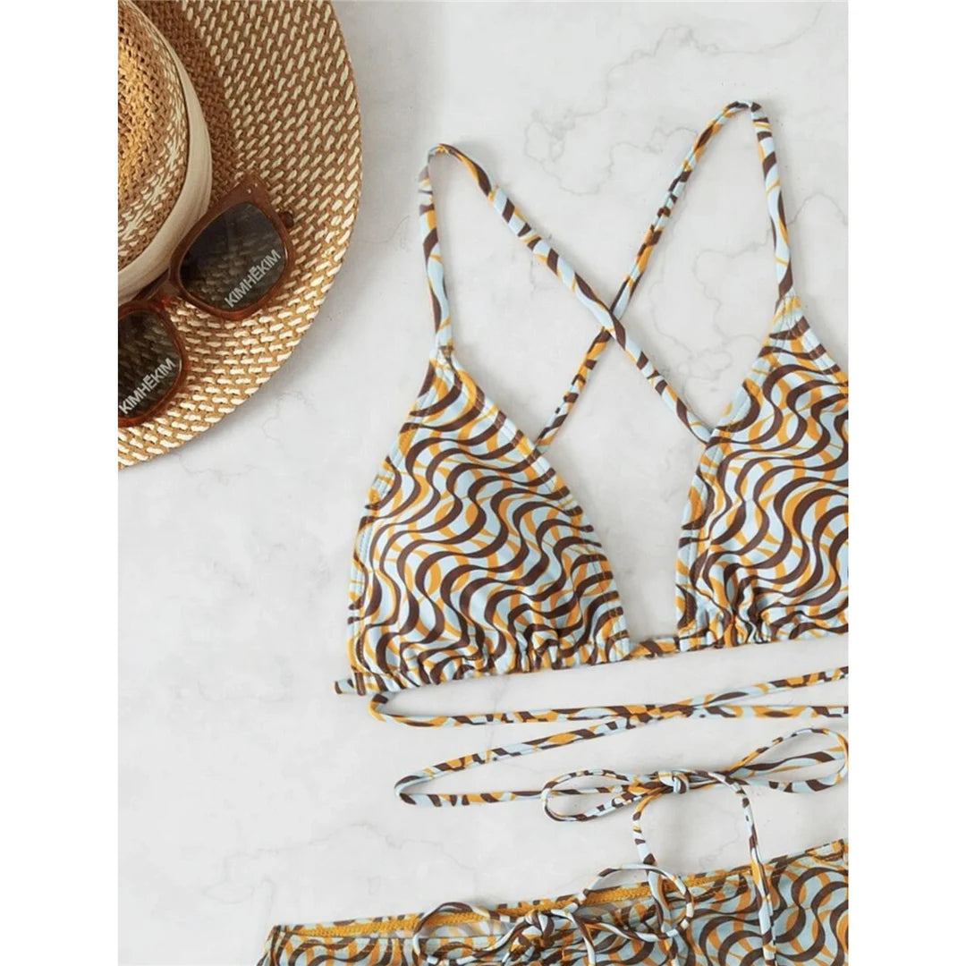 Bikini enveloppant avec jupe et serre-tête