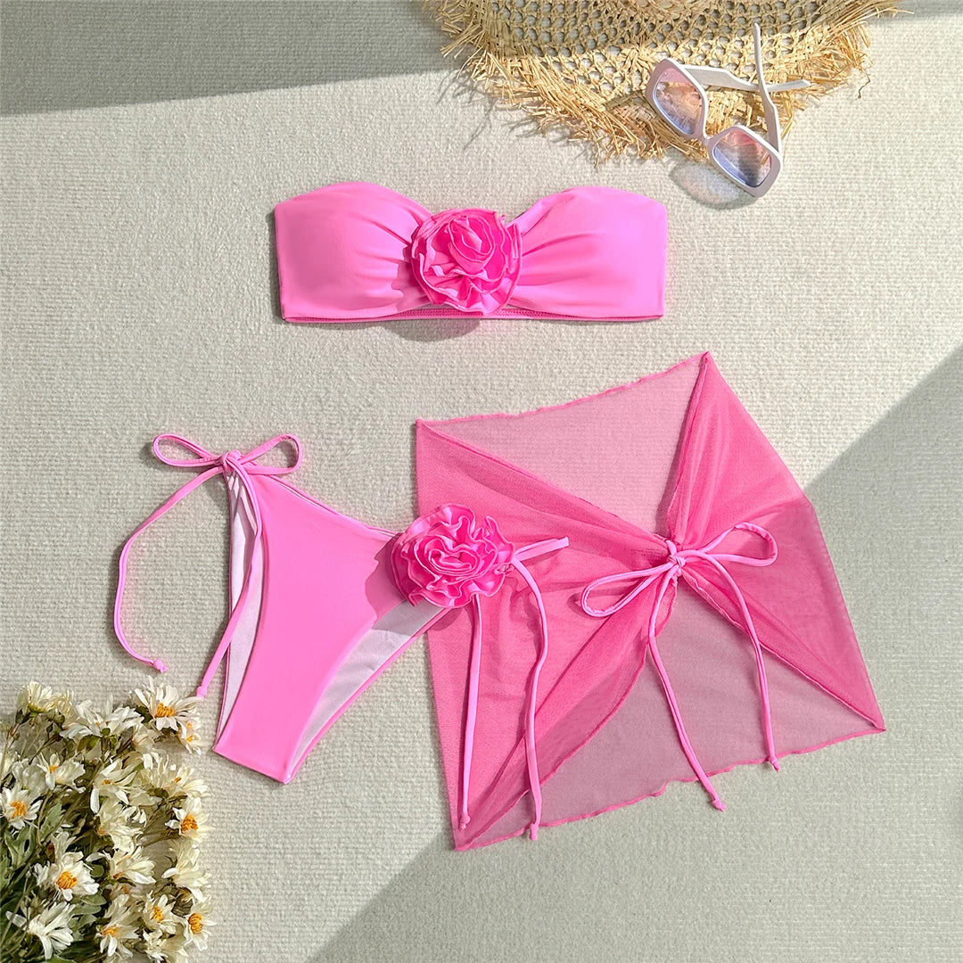 Élégant bikini bandeau à fleurs en 3D avec sarong, maillot de bain trois pièces pour femmes en rose, violet et bleu, fabriqué en nylon et spandex doux, soutien sans fil métallique avec rembourrage, bas à taille basse et ajustement à la taille. Tailles disponibles : S, M, L.