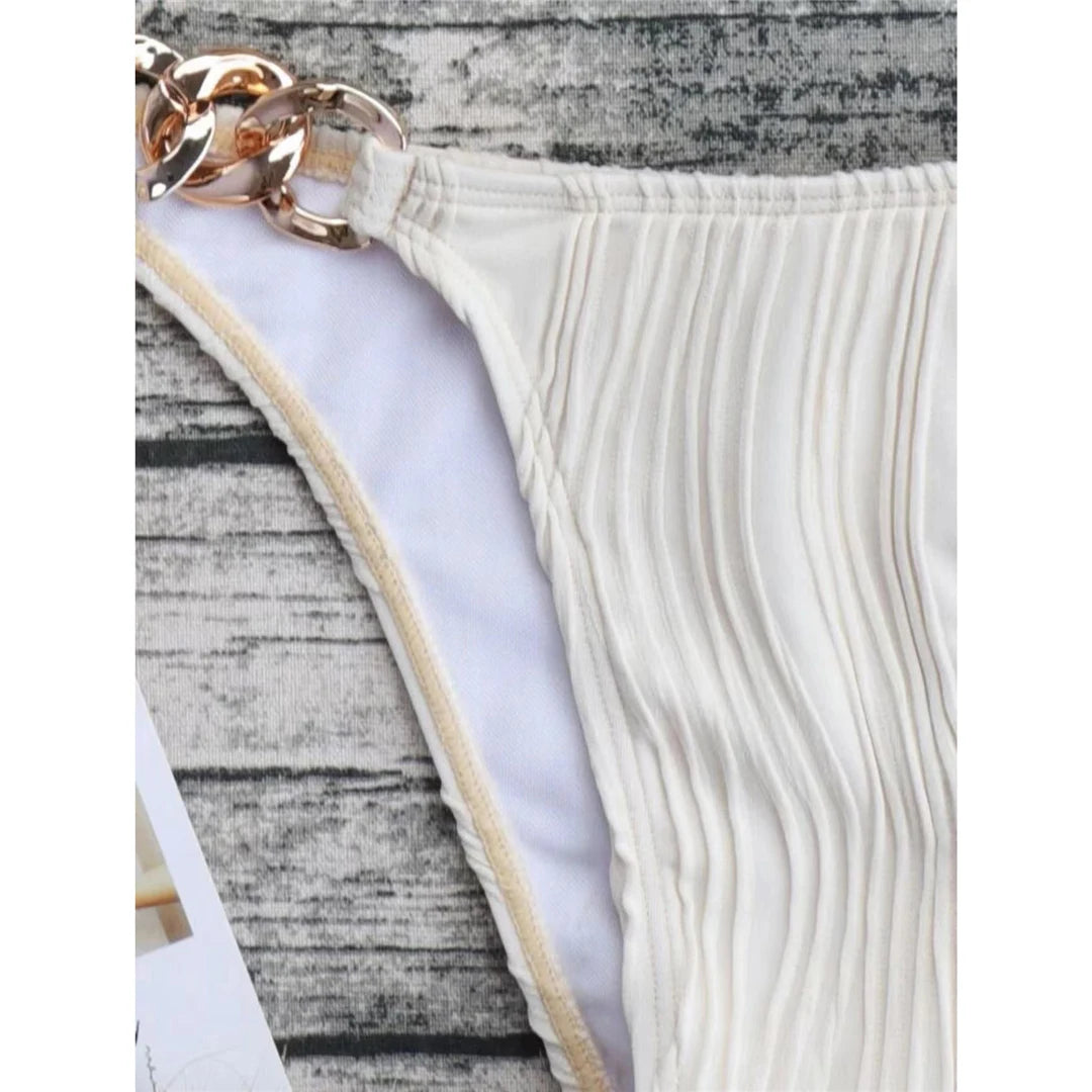 Élégant ensemble de bikini froissé à anneaux métalliques, maillot de bain deux pièces avec texture unique et anneaux métalliques accrocheurs, fait de nylon et de spandex confortables, motif uni, sans fil avec design à taille basse, ajustement fidèle à la taille, avec coussinet pour plus de confort, disponible en rose, orange, blanc, jaune, beige, noir, bleu ciel et bleu foncé, idéal pour les femmes et les adultes, en stock avec livraison gratuite, état neuf