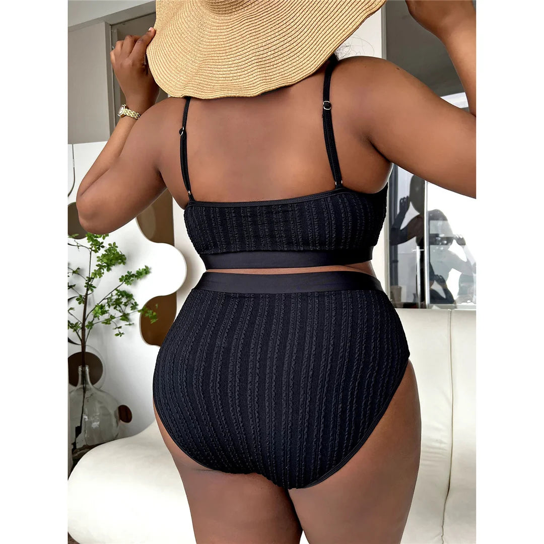 Ensemble bikini deux pièces contemporain pour femmes, disponible dans les tailles 0XL à 4XL. Parfait pour un look de plage moderne, ce bikini à taille haute, fabriqué à partir de nylon et de spandex très extensibles, présente un motif solide, un soutien sans fil et un rembourrage. Cette pièce essentielle de la garde-robe d'été en noir assure style, confiance et confort pour toutes les saisons.