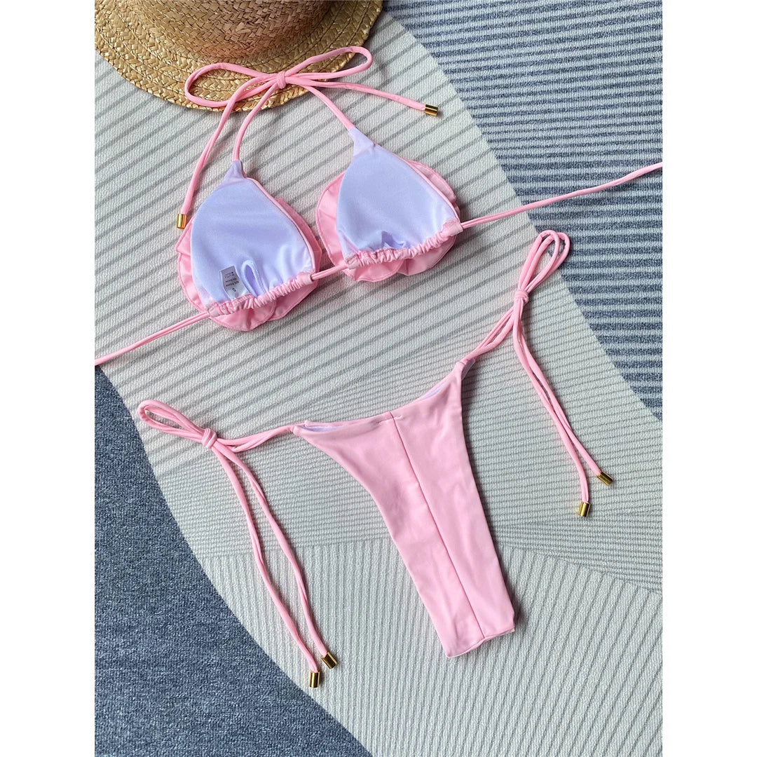 Ensemble de bikinis à fleurs avec dos nu et mini-tongs de couleur unie. Fabriqué en Nylon et Spandex, il s'adapte à la taille avec un soutien sans fil. Il est doté d'un motif floral séduisant et d'une taille basse. Disponible en tailles S, M, L et en couleurs rose, blanc, rose, blanc et multicolore. Parfait pour se faire remarquer au bord de l'eau.