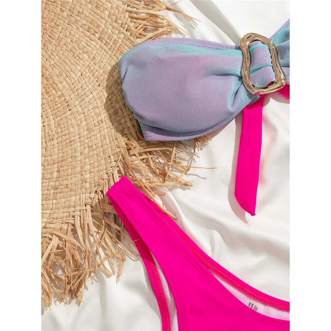 Ensemble de bikinis bandeau avec jupe à épissures, un ensemble de maillots de bain trois pièces disponible dans les tailles S à L. Fabriqué en nylon et spandex, il présente un motif patchwork ludique. Le haut bandeau et la jupe à épissures offrent un look frais et chic pour toutes les situations au bord de l'eau. Le modèle sans fil et à taille basse est confortable et facile à porter. Disponible en bleu lac rose, bleu lac, rose et multicolore. Parfait pour celles qui aiment le style et la variété dans leur tenue de bain.