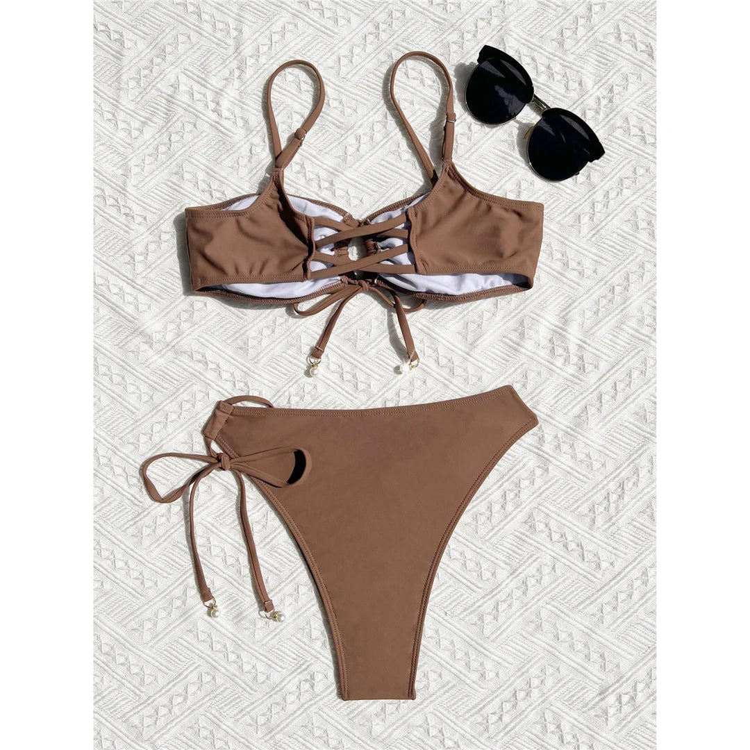 Faites tourner les têtes avec cet ensemble de bikini asymétrique à découpes froissées, qui présente des découpes modernes et une texture froissée très tendance. Fabriqué en polyester et spandex, ce maillot de bain deux pièces à motif uni est sans armature, taille basse et comprend des coussinets de soutien. Disponible dans les tailles S à XL, il apporte une touche d'avant-garde pour les journées de plage à la mode.