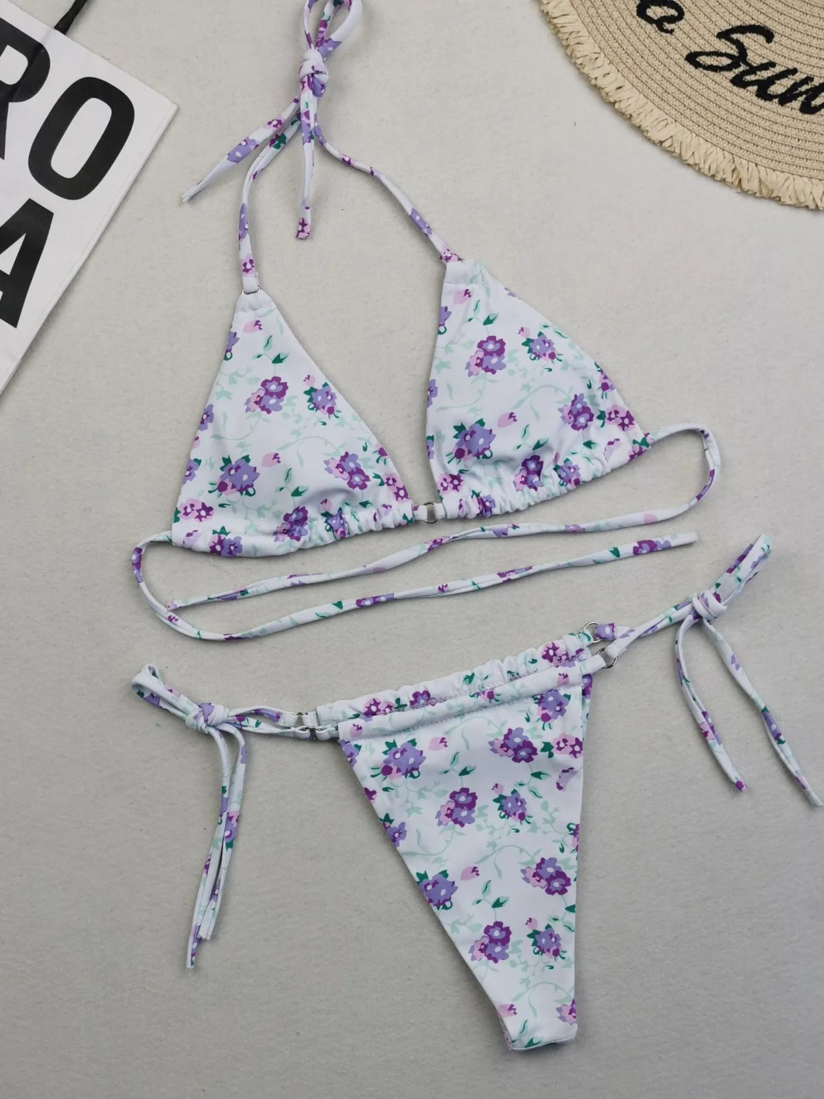 Ensemble de bikinis deux pièces à pois et à fleurs avec col licou, disponible dans les tailles S à XL, fabriqué en nylon et en spandex, adapté aux femmes, sans armature et avec une taille basse, livré avec un coussinet, s'adapte à la taille. Disponible en plusieurs couleurs telles que jaune, multicolore, blé, rose, rouge pastèque, rouge, noir, bleu, café, vert, orange, violet, et en différents motifs tels que fleurs, points, plaid, diamant et motifs imprimés.