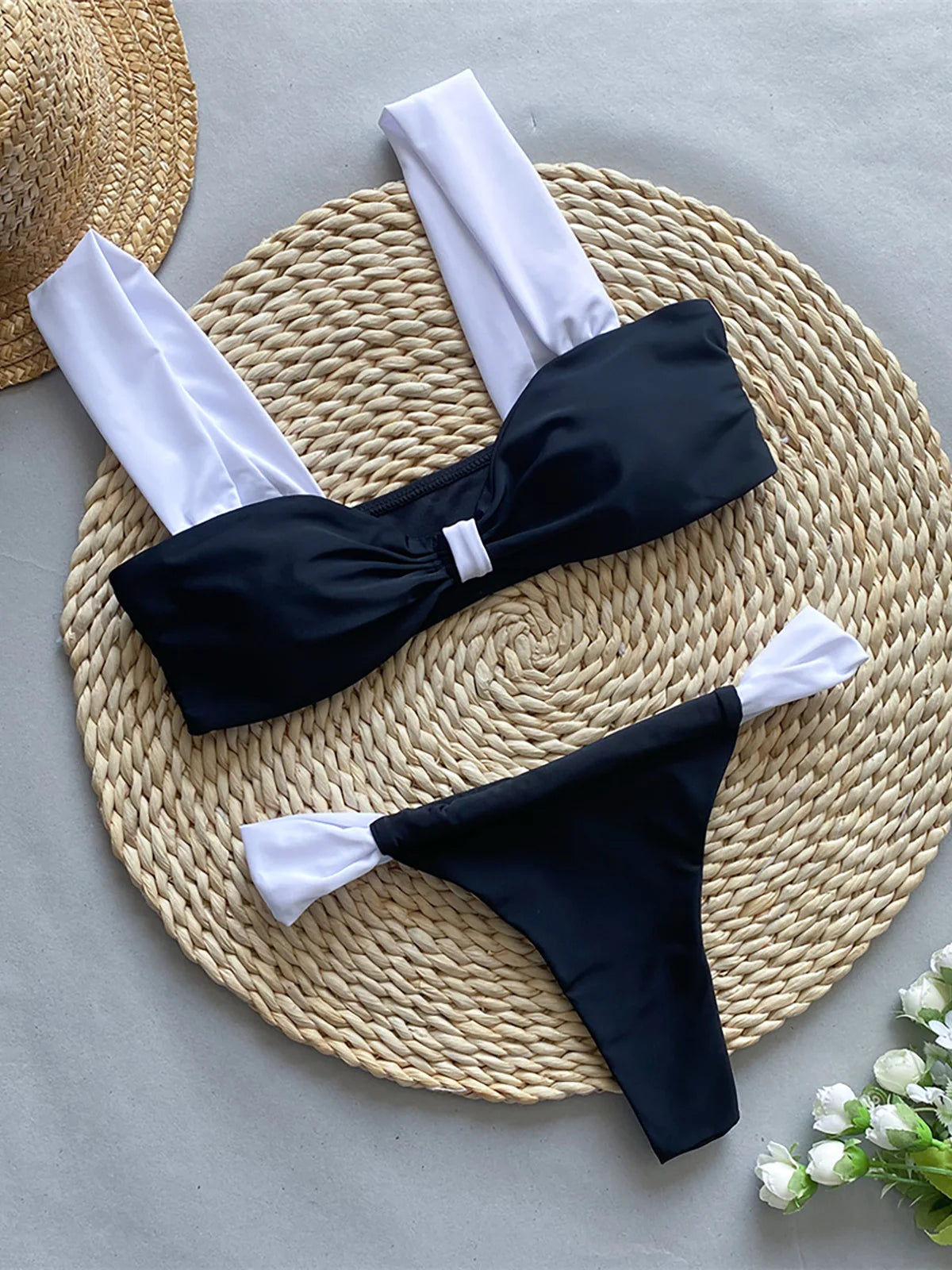 Ensemble de bikini à jambe haute en léopard, noir et blanc, deux pièces, en nylon et spandex, motif patchwork, sans fil, taille basse, taille réelle, tailles disponibles S, M, L, idéal pour les femmes, en stock, livraison gratuite, parfait pour les adultes âgés de 18 à 35 ans.