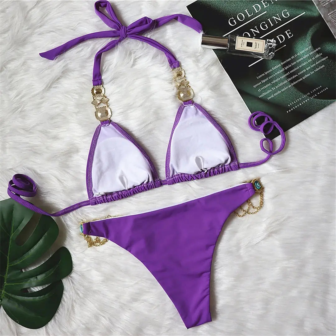 Opulent ensemble de bikini à diamants luxueux et à strass, disponible en jaune, rouge, rose vif, blanc, argent, violet, bleu ciel et noir. Maillot de bain deux pièces scintillant en nylon et spandex, avec soutien sans fil et taille basse. Il s'adapte à la taille et convient parfaitement aux femmes qui recherchent le glamour et le luxe dans leurs maillots de bain.