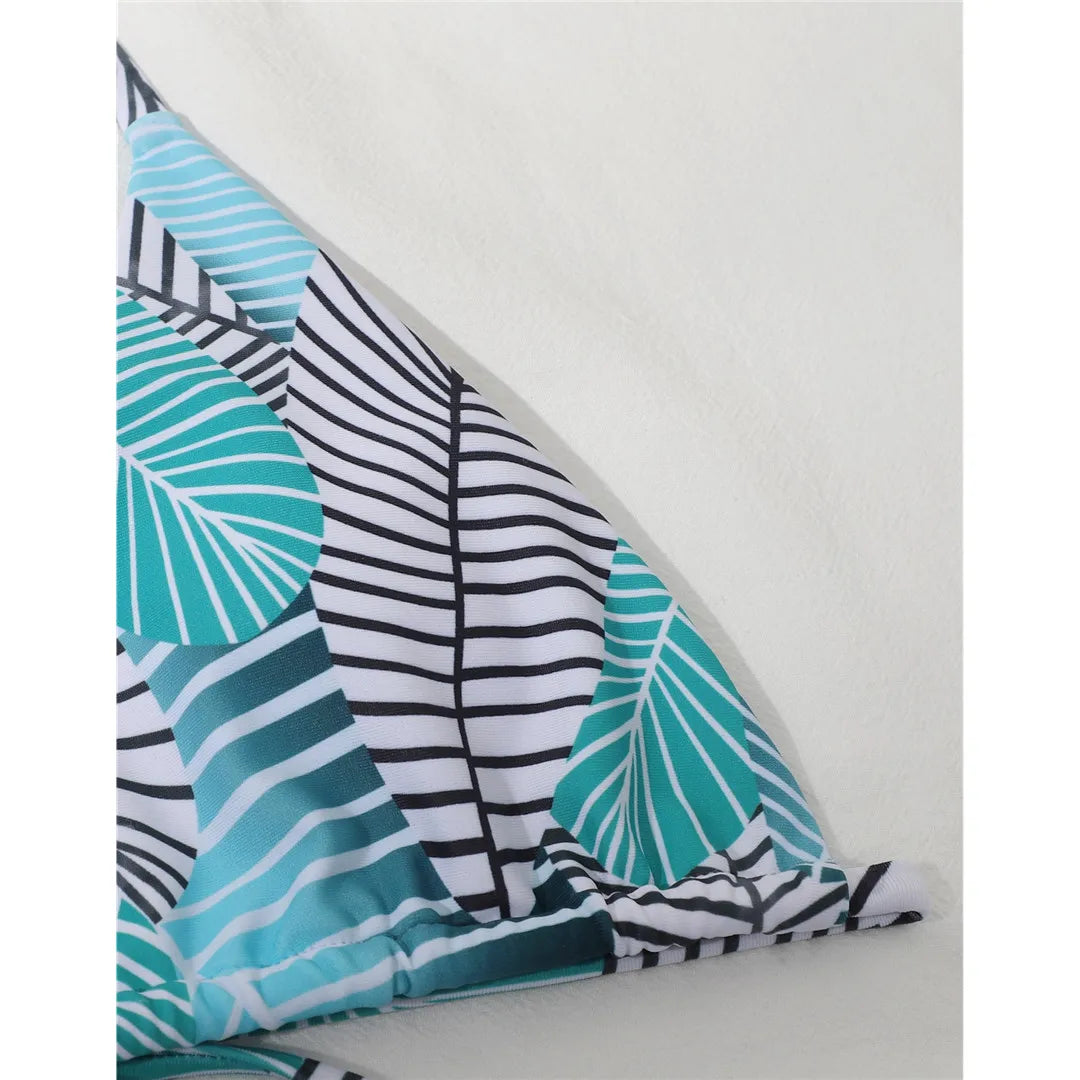 Ensemble de bikinis trois pièces à feuilles imprimées pour femmes, avec couverture chic. Fabriqué en nylon et spandex, il s'ajuste à la taille et présente un design sans fil à la taille basse. Parfait pour les escapades tropicales et les aventures estivales.