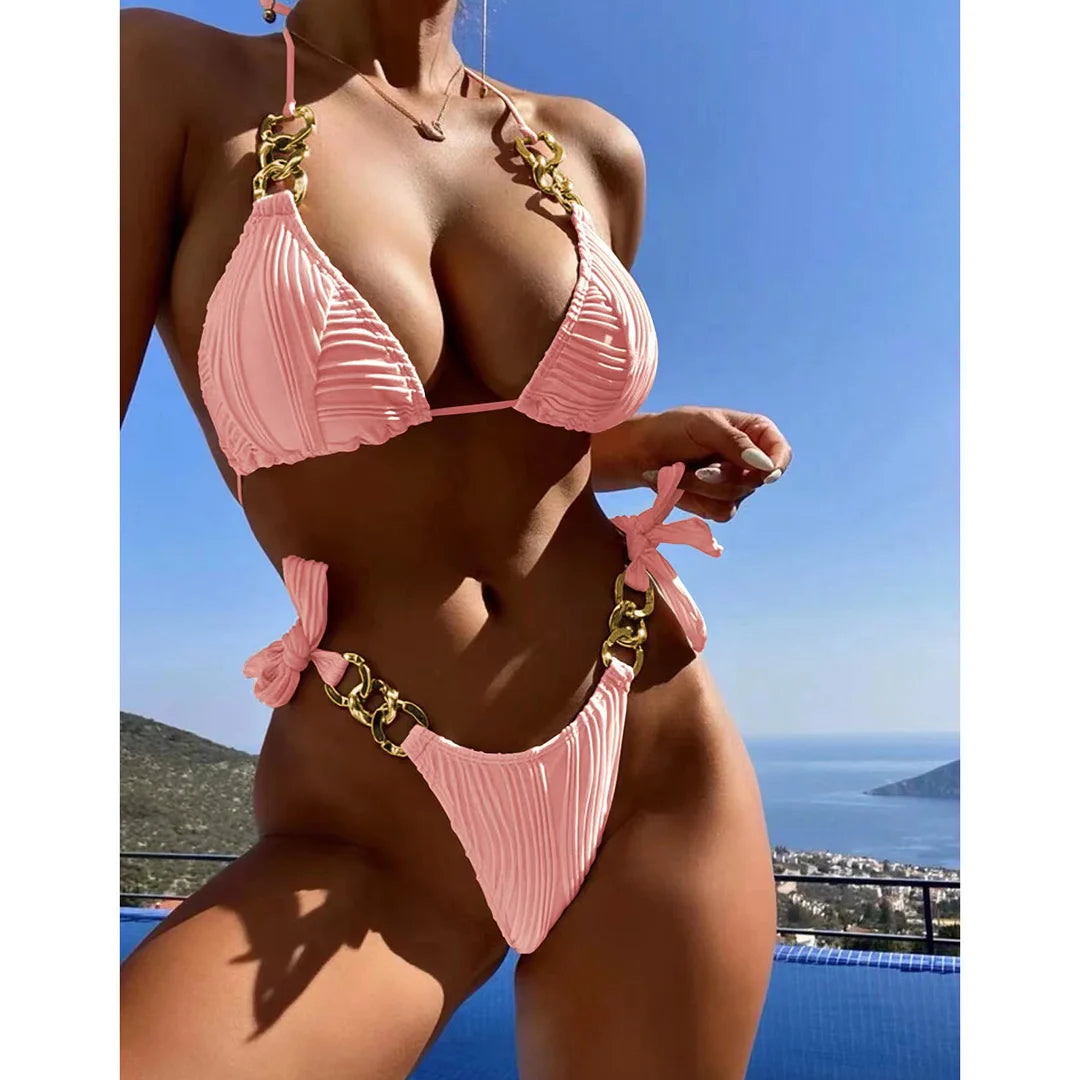 Élégant ensemble de bikini froissé à anneaux métalliques, maillot de bain deux pièces avec texture unique et anneaux métalliques accrocheurs, fait de nylon et de spandex confortables, motif uni, sans fil avec design à taille basse, ajustement fidèle à la taille, avec coussinet pour plus de confort, disponible en rose, orange, blanc, jaune, beige, noir, bleu ciel et bleu foncé, idéal pour les femmes et les adultes, en stock avec livraison gratuite, état neuf