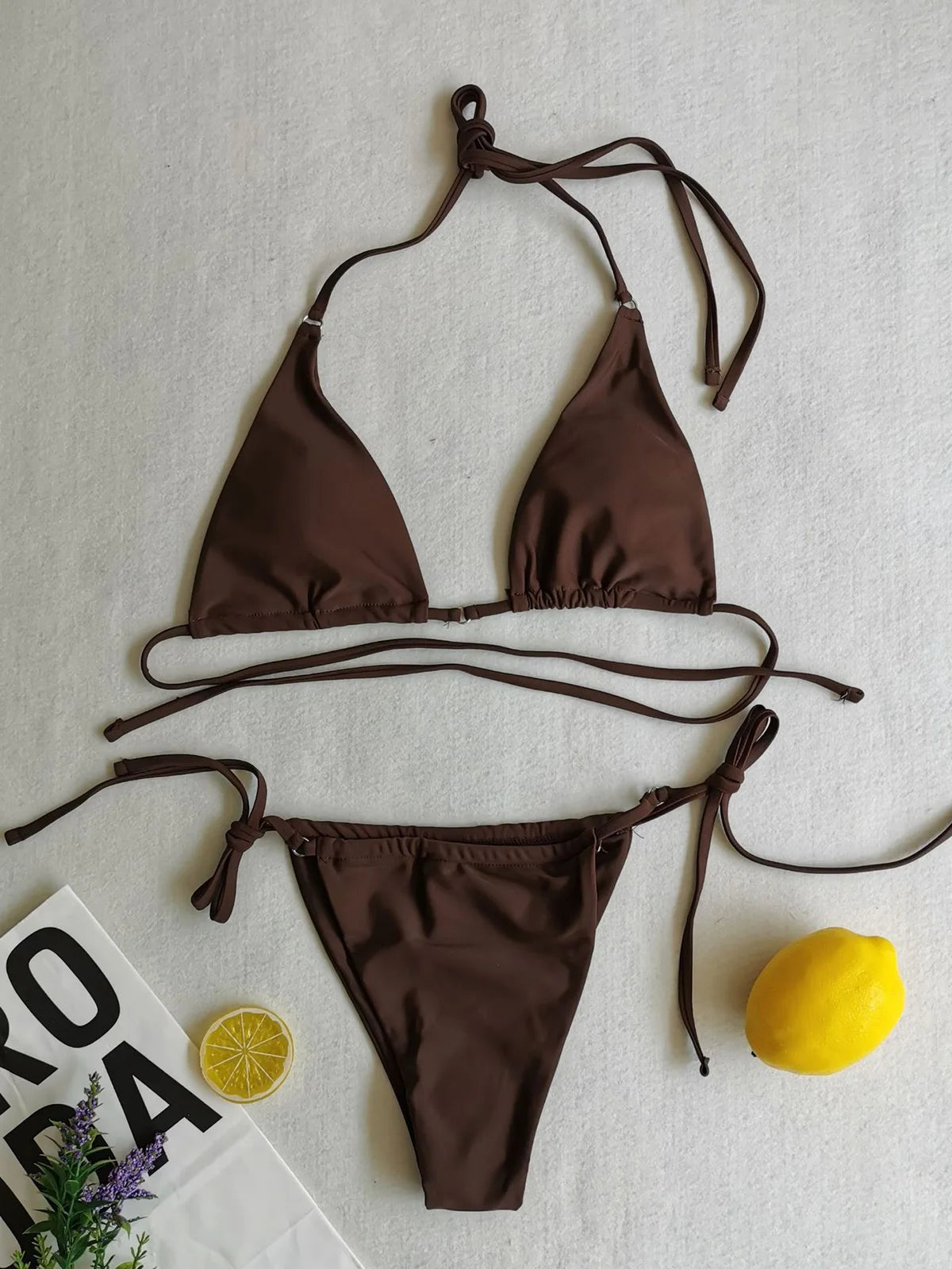 Ensemble de bikinis deux pièces à pois et à fleurs avec col licou, disponible dans les tailles S à XL, fabriqué en nylon et en spandex, adapté aux femmes, sans armature et avec une taille basse, livré avec un coussinet, s'adapte à la taille. Disponible en plusieurs couleurs telles que jaune, multicolore, blé, rose, rouge pastèque, rouge, noir, bleu, café, vert, orange, violet, et en différents motifs tels que fleurs, points, plaid, diamant et motifs imprimés.