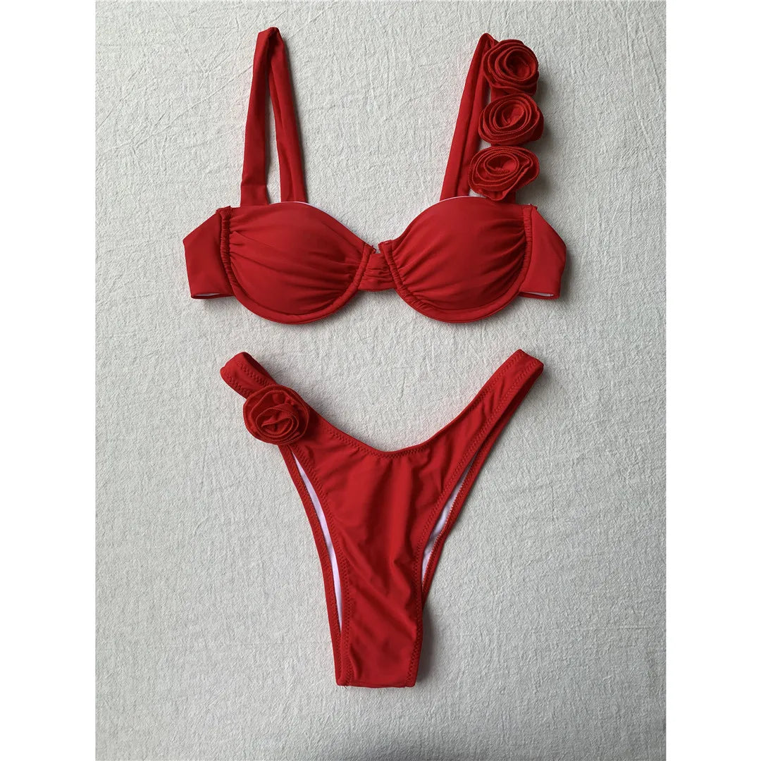 Affichez votre féminité avec notre ensemble de bikini brésilien à armatures Flowers, disponible en beige, noir ou rouge. Cet ensemble deux pièces en nylon et spandex est composé d'un haut à armatures qui soutient le corps et d'un bas brésilien à la coupe sulfureuse qui s'adapte à la taille. Décoré de fleurs enchanteresses, cet ensemble de bikini est le mélange parfait d'un style vibrant et d'un design fiable pour les escapades à la plage des femmes.
