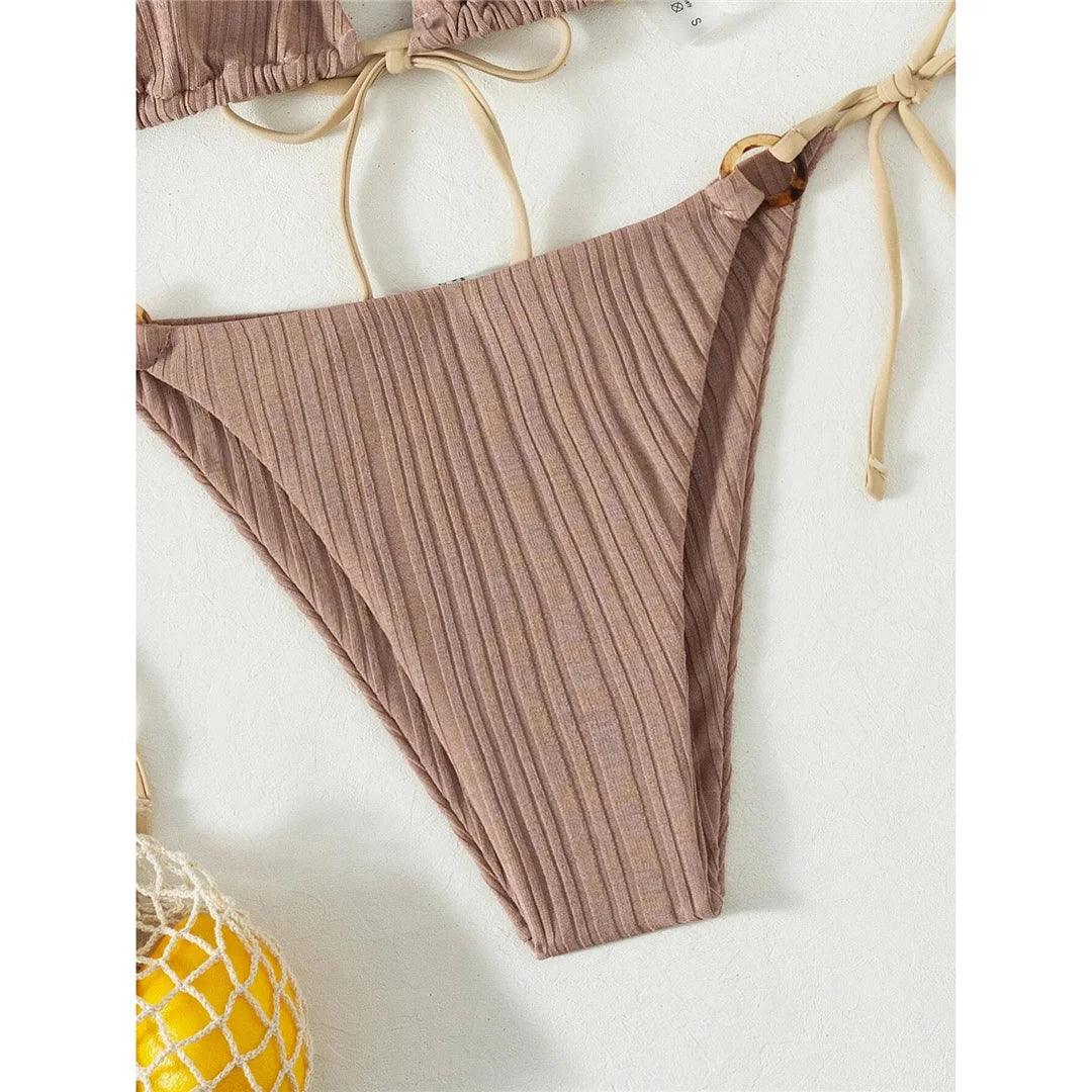Ensemble de bikini brésilien côtelés et rembourrés, conception deux pièces avec une coupe flatteuse, fabriqué en nylon et spandex, soutien sans fil, style taille basse, disponible dans les tailles S, M et L pour femmes. Motif solide et rembourré pour le confort, s'adapte à la taille, offert en plusieurs couleurs, notamment noir, bleu, blanc, jaune, gris, café clair, bleu clair et multicolore. Idéal pour les femmes âgées de 18 à 35 ans et les adultes, en stock, nouvel état, livraison gratuite.