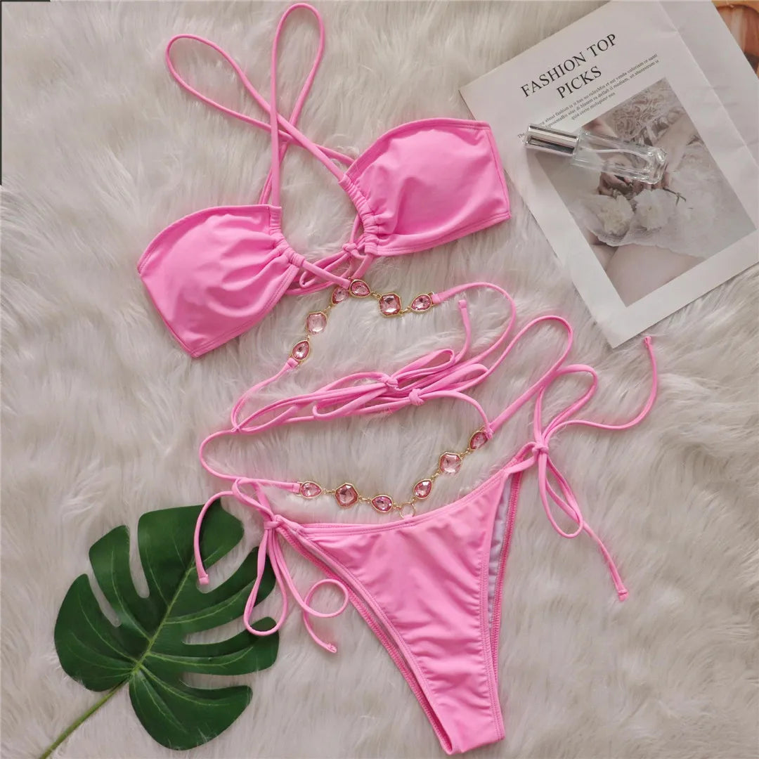 Ensemble de bikinis enveloppants deux pièces avec diamants et strass, bleu lac, camel, rose, vert clair, violet clair. Maillot de bain solide en nylon et spandex. Soutien sans fil, taille basse et ajustement à la taille. Rembourré pour plus de confort. Tailles disponibles : S, M, L. Parfait pour les femmes d'âge moyen et les adultes. En stock et livraison gratuite.