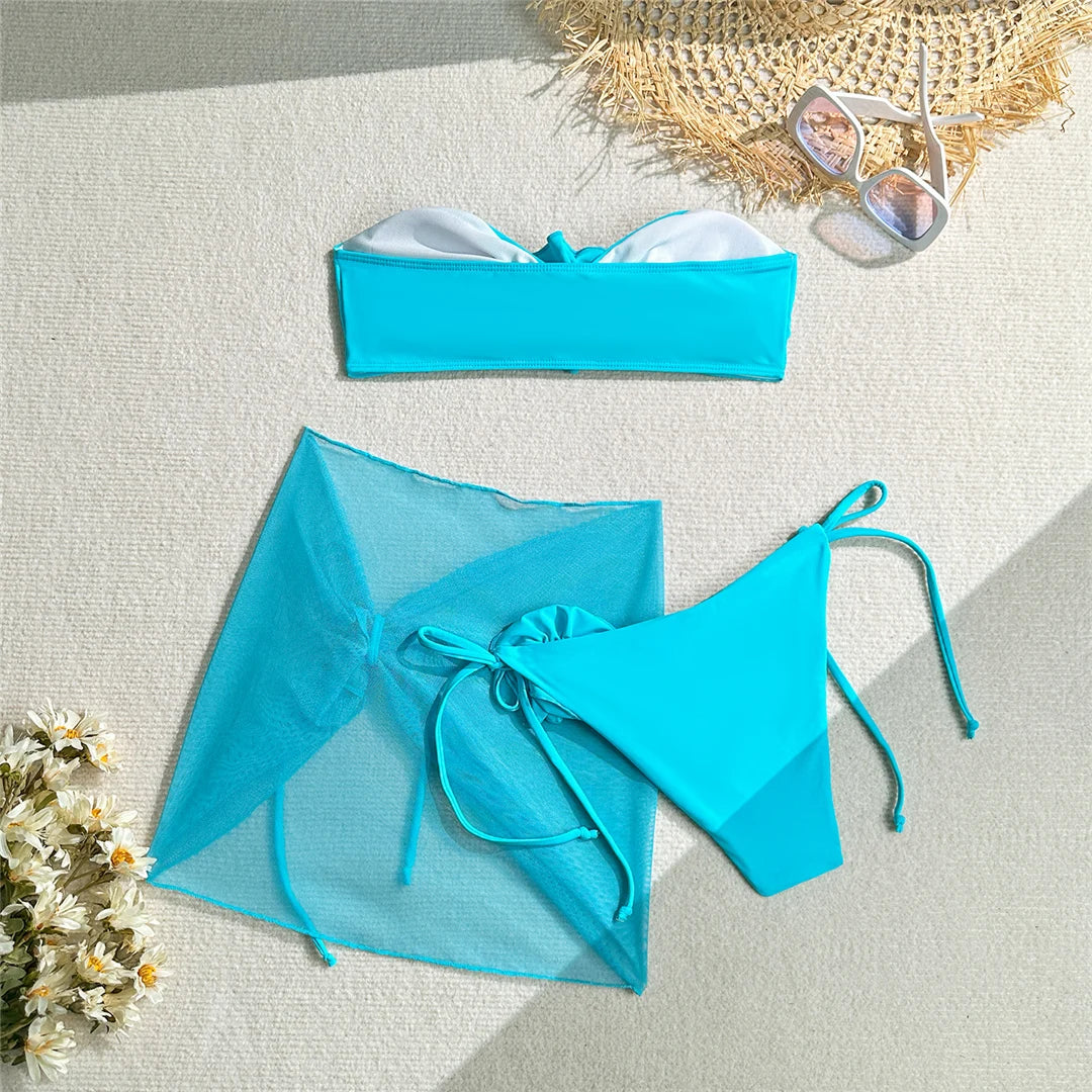 Élégant bikini bandeau à fleurs en 3D avec sarong, maillot de bain trois pièces pour femmes en rose, violet et bleu, fabriqué en nylon et spandex doux, soutien sans fil métallique avec rembourrage, bas à taille basse et ajustement à la taille. Tailles disponibles : S, M, L.