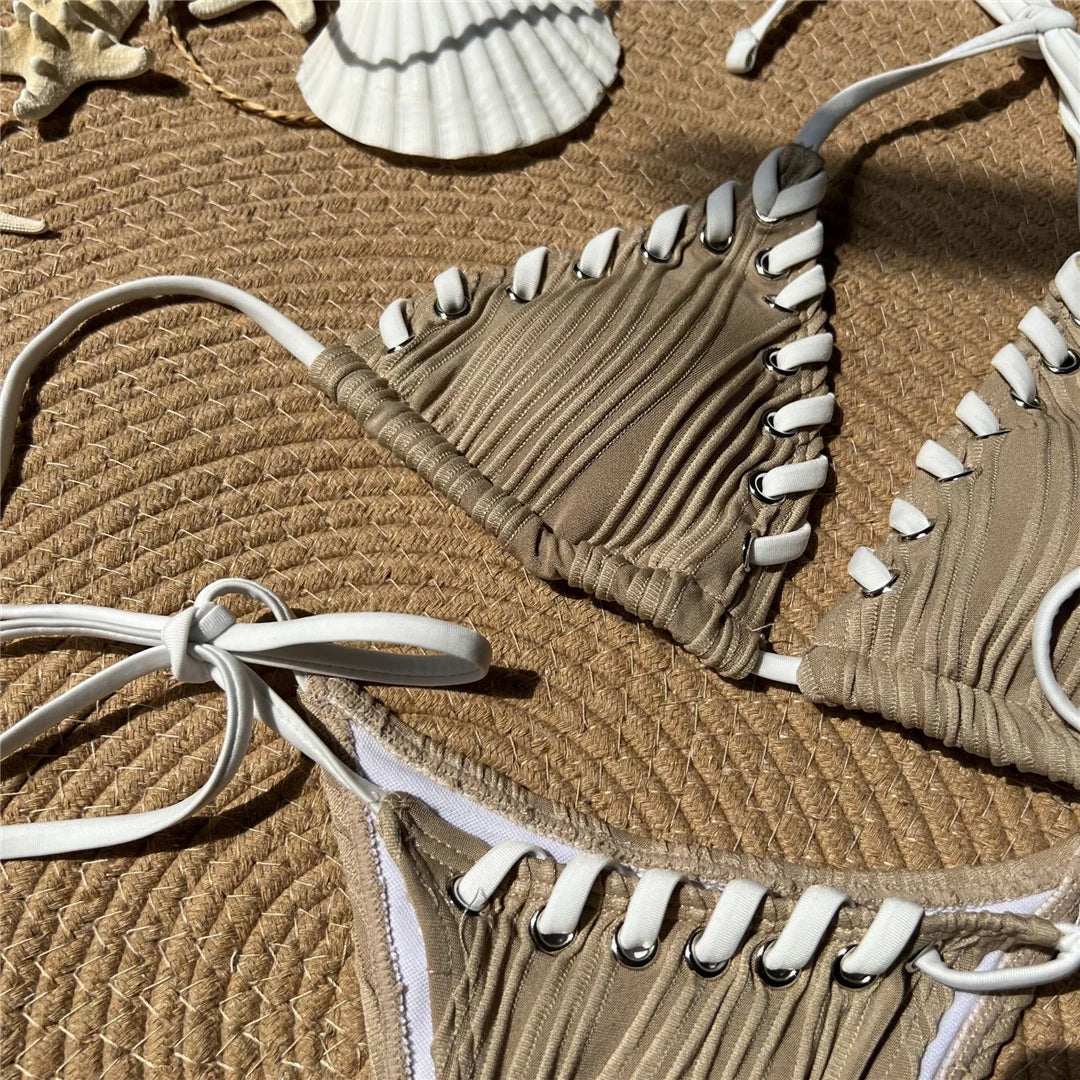 Plongez dans le style avec un superbe ensemble de bikinis deux pièces à bretelles dos nu et jambes hautes, dans des couleurs vibrantes. Parfaitement conçu pour accentuer les courbes, il présente un motif uni et des bretelles licou confortables pour un ajustement parfait au soleil. Fabriqué en polyester et en élasthanne, ce bikini pour femme sans fil et à taille basse comprend un tissu tricoté et des coussinets de soutien.