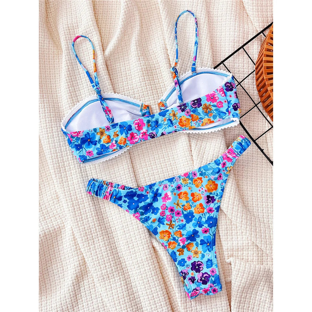 Ensemble bikini chic à col en U avec imprimé floral et design froissé, sans armature et taille basse, en polyester et spandex, maillot de bain deux pièces confortable pour les femmes.