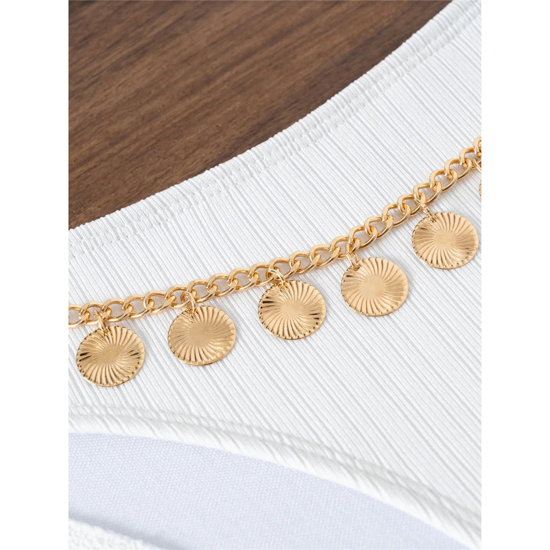 Ensemble de bikinis brésiliens à jambe haute avec chaînes en métal, matière Polyester Spandex, motif uni, sans fil, taille moyenne, rehausse la silhouette pour un look audacieux.