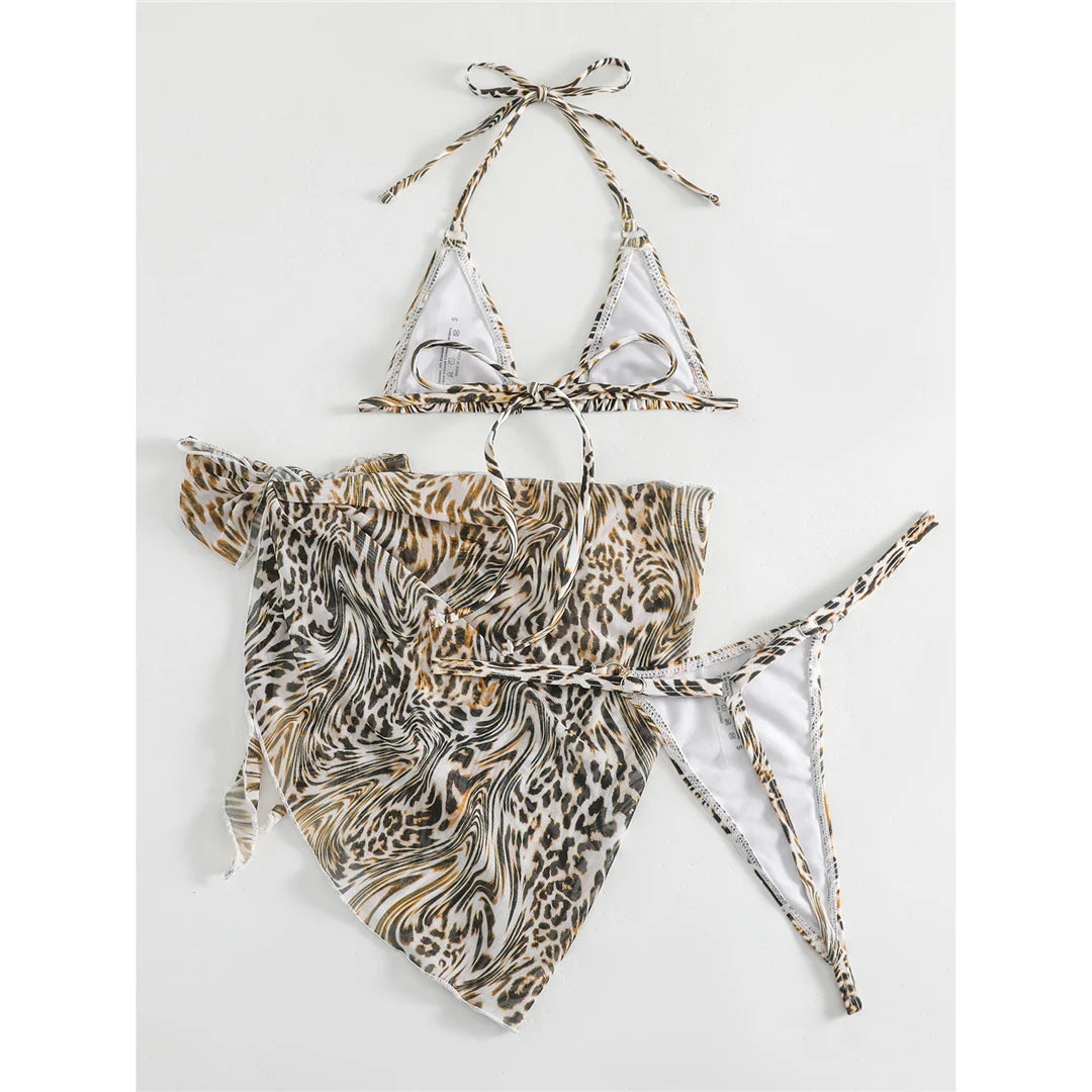 Ensemble de bikini trois pièces dos nu à imprimé léopard avec sarong assorti, fabriqué en nylon et spandex durables, avec soutien et rembourrage sans fil métallique, bas à taille basse pour une coupe flatteuse, adapté aux femmes, taille réelle, disponible en tailles S, M et L.
