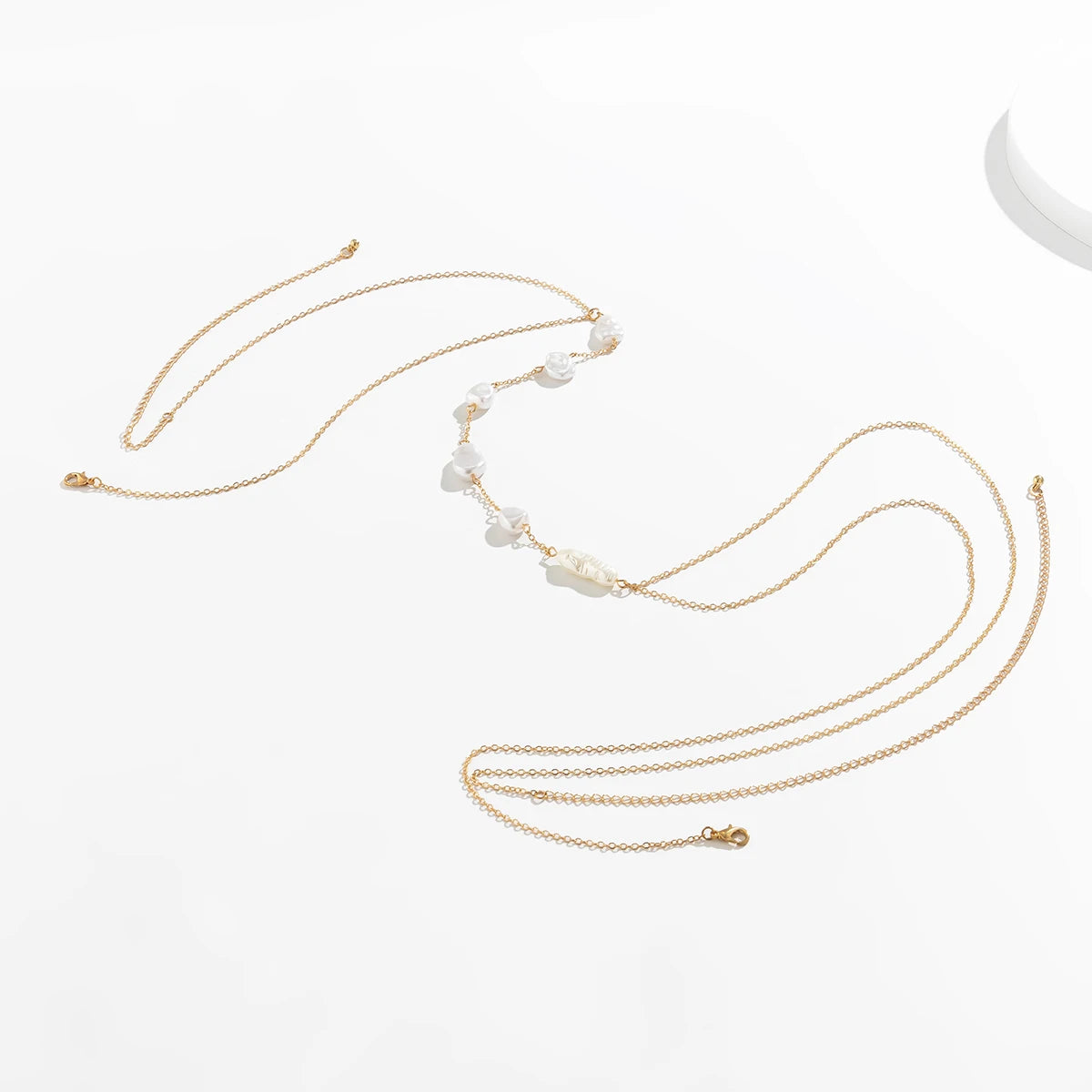 Collier de chaîne de poitrine, de soutien-gorge et de ceinture en perles. Chaîne en cuivre avec perles baroques dans le style bohème, boho vintage, sexy Kpop Punk. Les chaînes de ceinture à motif géométrique sont parfaites pour la plage d'été, le festival Rave ou les accessoires de plage en bikini. Marque Ingemark's Numéro de modèle D01518MT1. A la mode et en stock.